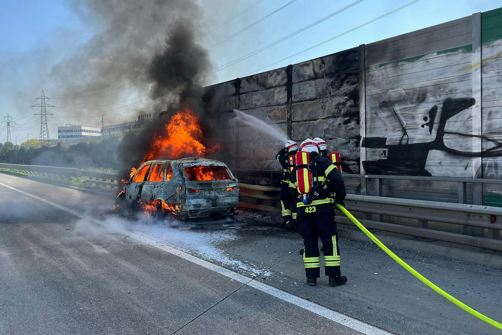 Sonntagnachmittag stand ein BMW auf der A2 plötzlich in Flammen. Die dreiköpfige Familie konnte sich in letzter Sekunde retten.