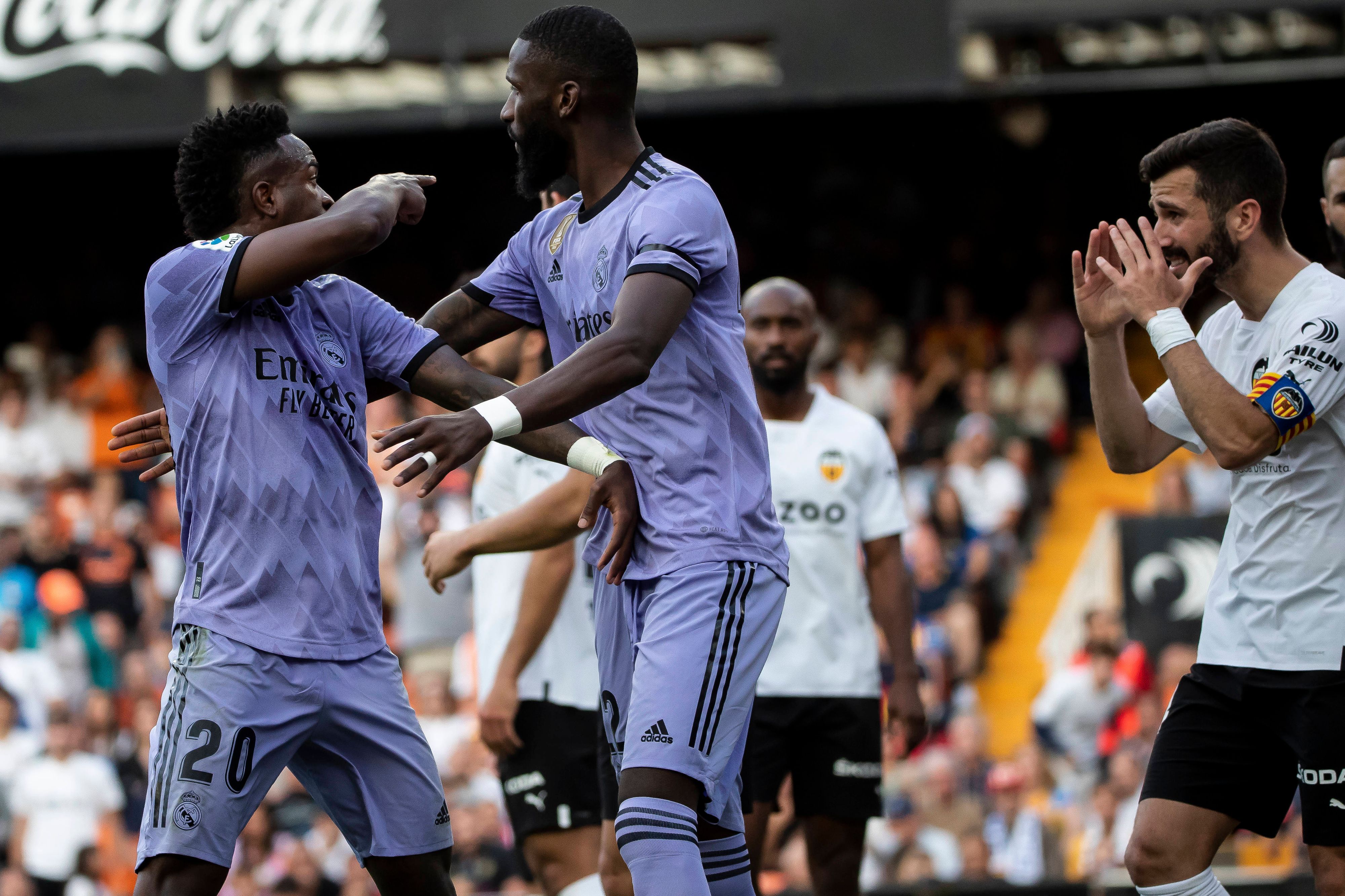 Reals Vinicius Junior zeigt auf den Übeltäter auf der Tribüne