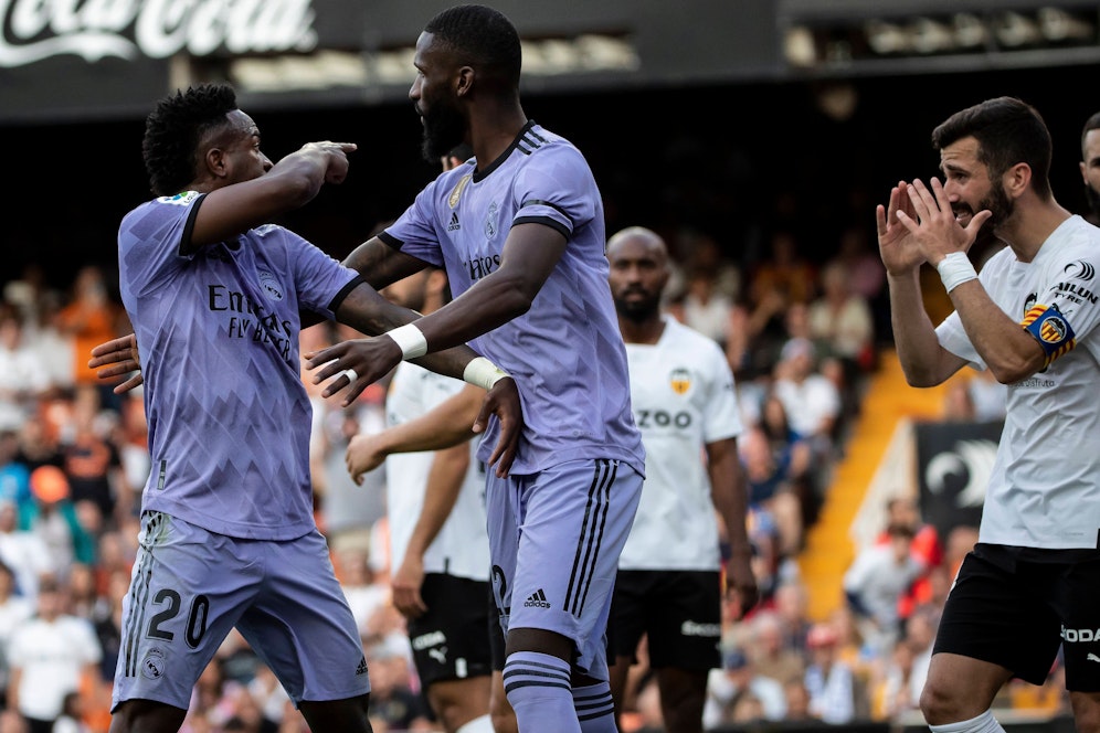 Reals Vinicius Junior zeigt auf den Übeltäter auf der Tribüne