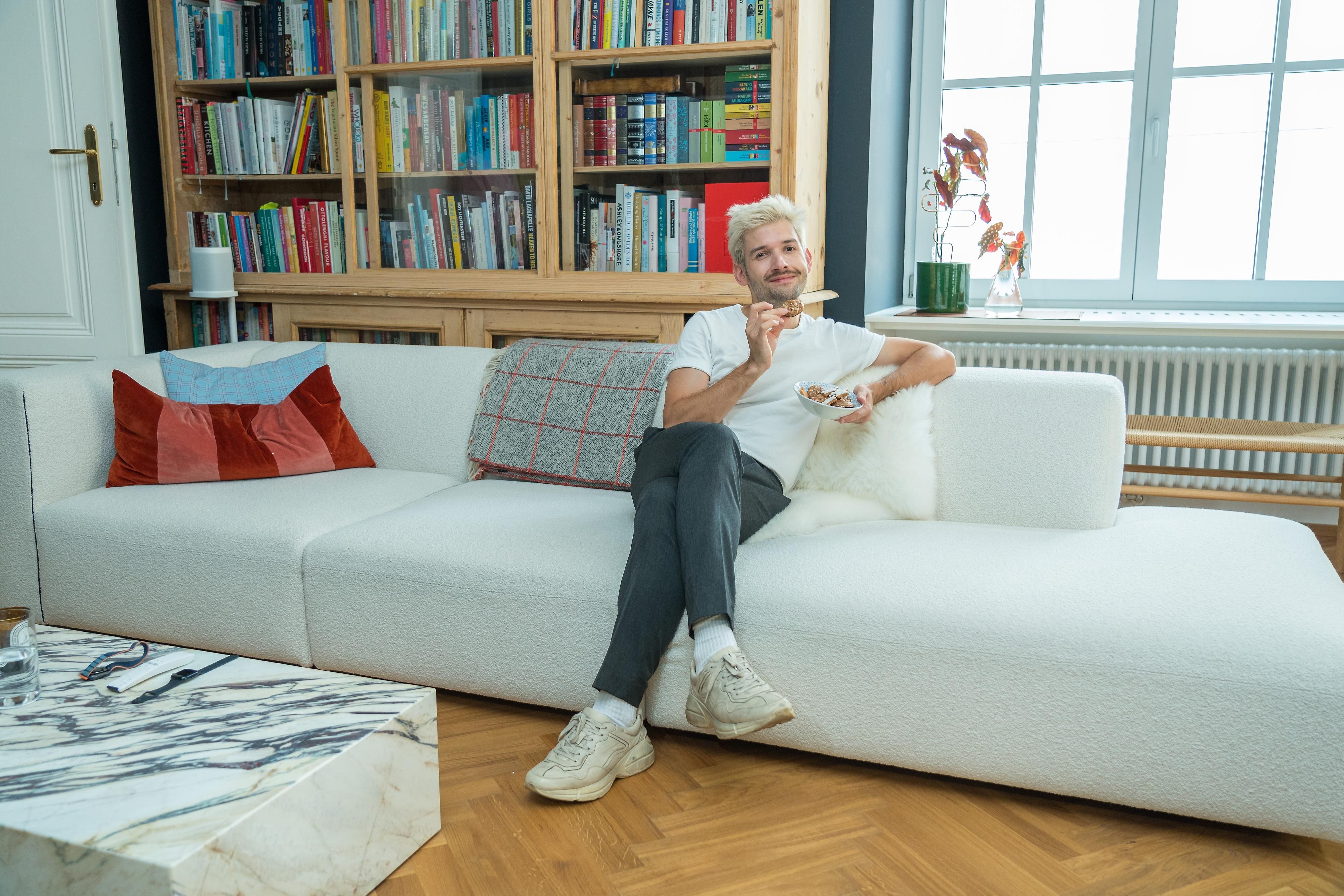 Interviewtermin bei Influencer und Kabarettist Michael Michi Buchinger in seiner Privatwohnung, Wien, 31.8.2022, -  Michael Michi BUCHINGER (Portrait, Weihnachtskekse) 