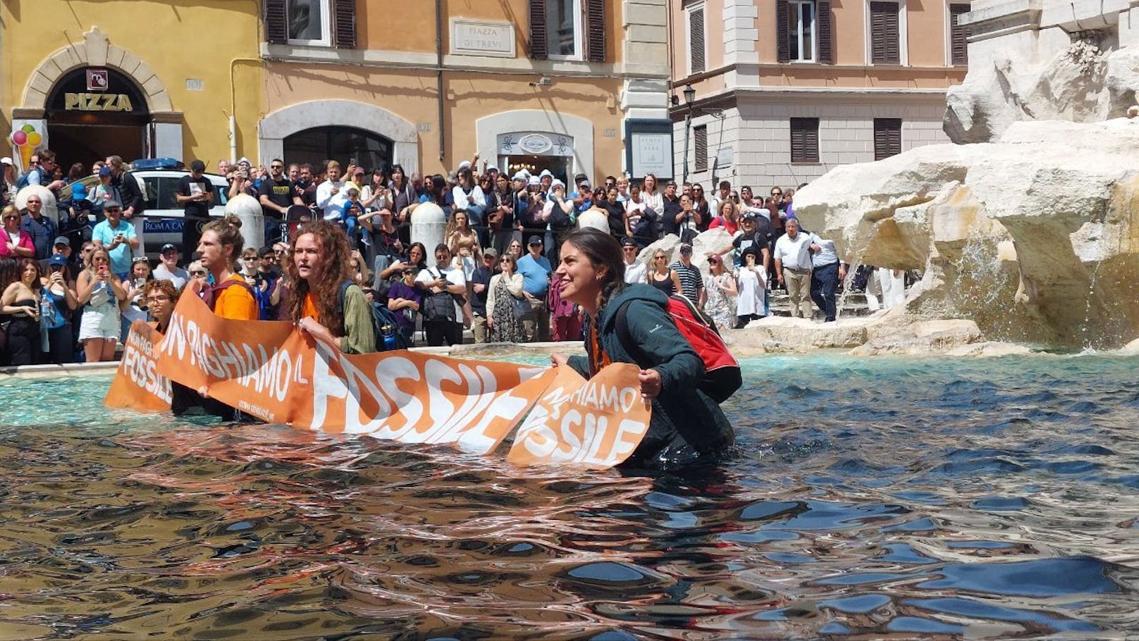 Die Klima-Aktivisten färbten den berühmten Trevi-Brunnen in Rom mit schwarzer Farbe ein. 