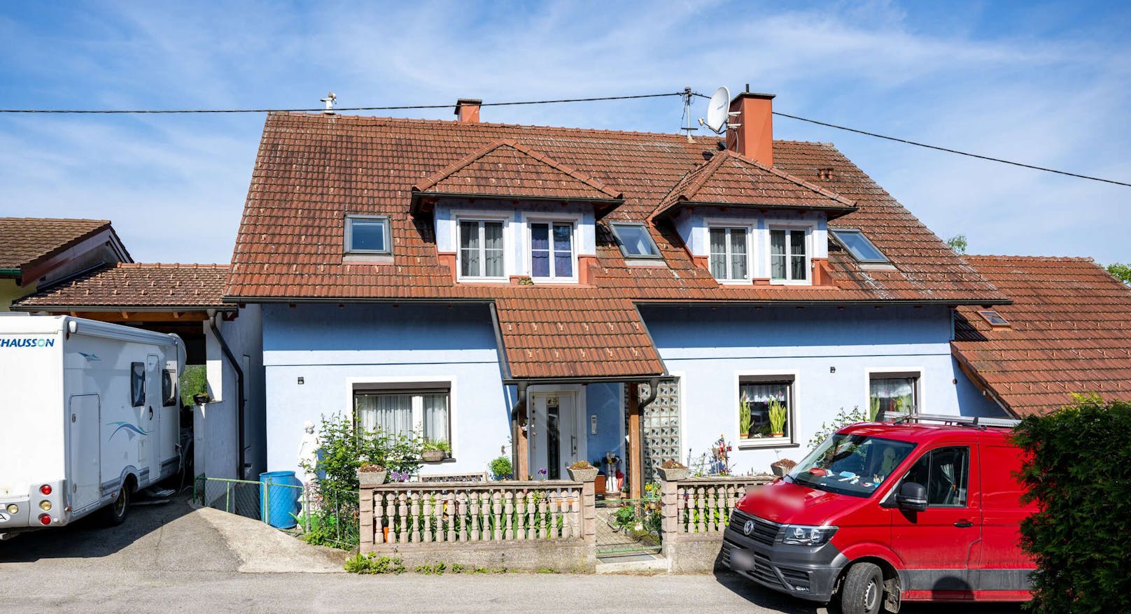 Da soll ihm der Pensionist aus dem darüberliegenden Stockwerk ein zwei Kilo schweres Waagengewicht auf den Kopf geworfen haben.