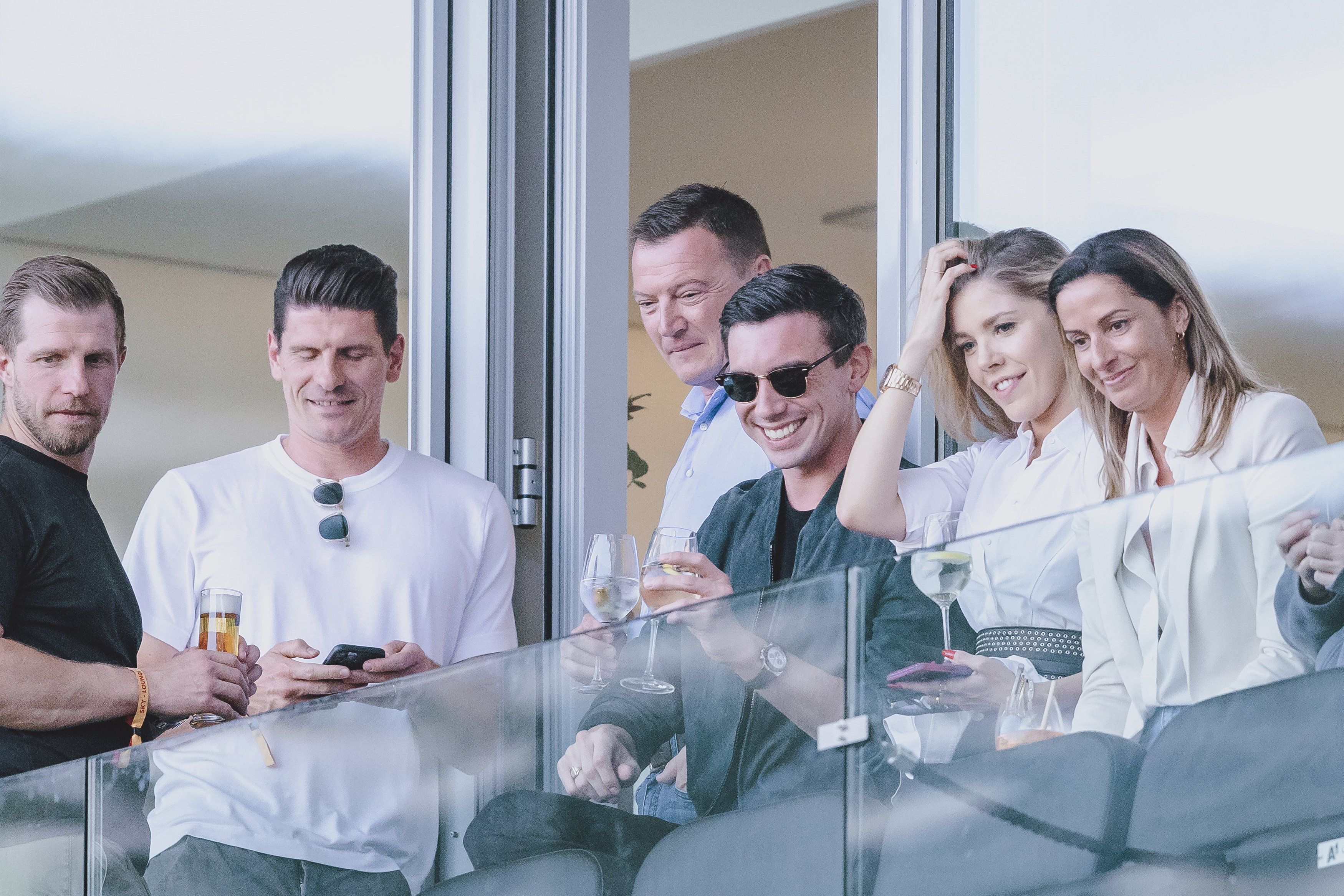 Red-Bull-Erbe Mark Mateschitz (3. v.r.) mit Freundin Victoria Swarovski und Marion Feichtner, Ex-Lebensgefährtin seines verstorbenen Vaters.