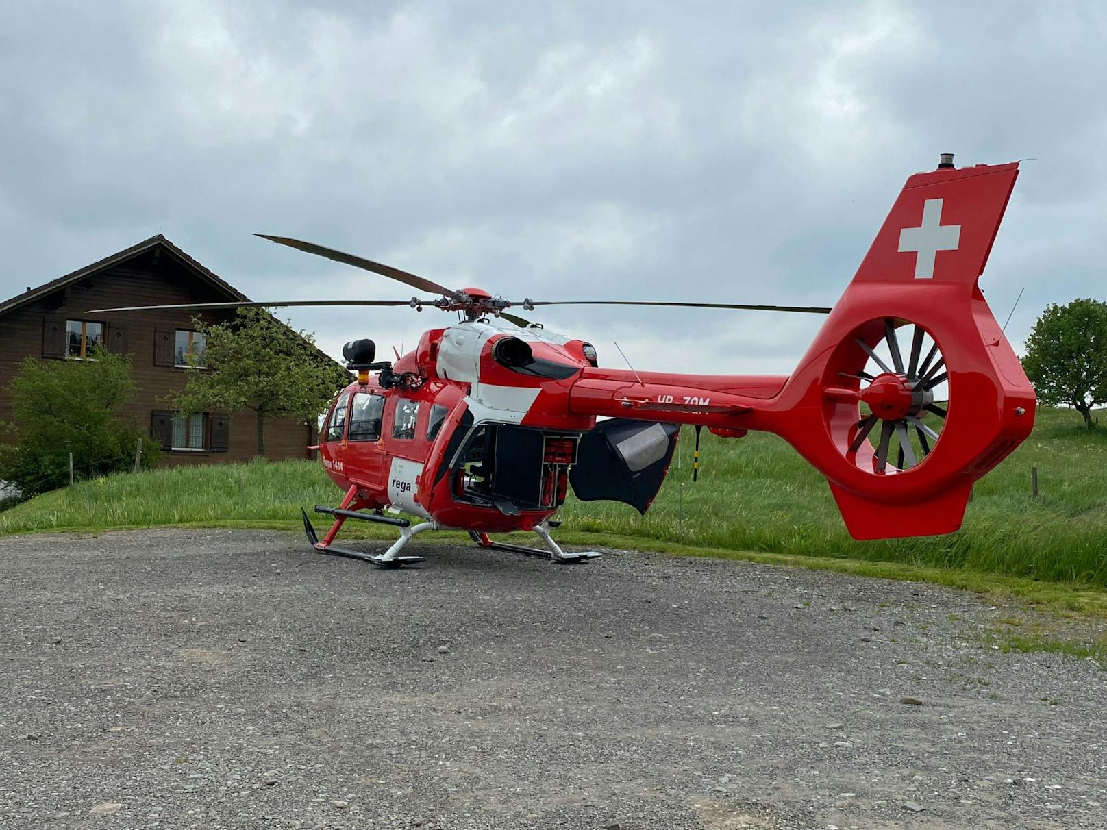 Mit Gesichtsverletzungen wurde das Kind mit dem Rettungshelikopter ins Spital geflogen.