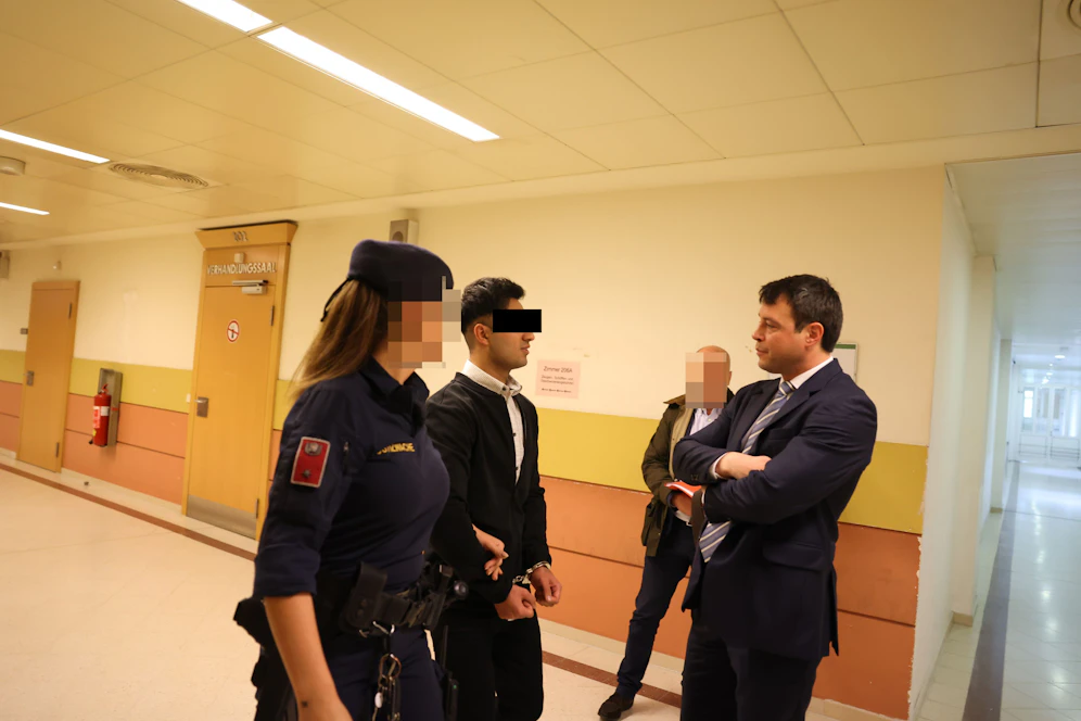 Der Angeklagte wurde vorgeführt – dank der Verteidigung von Leo Kregcjk&nbsp;(r.) kam mit 5 Jahren Haft davon.