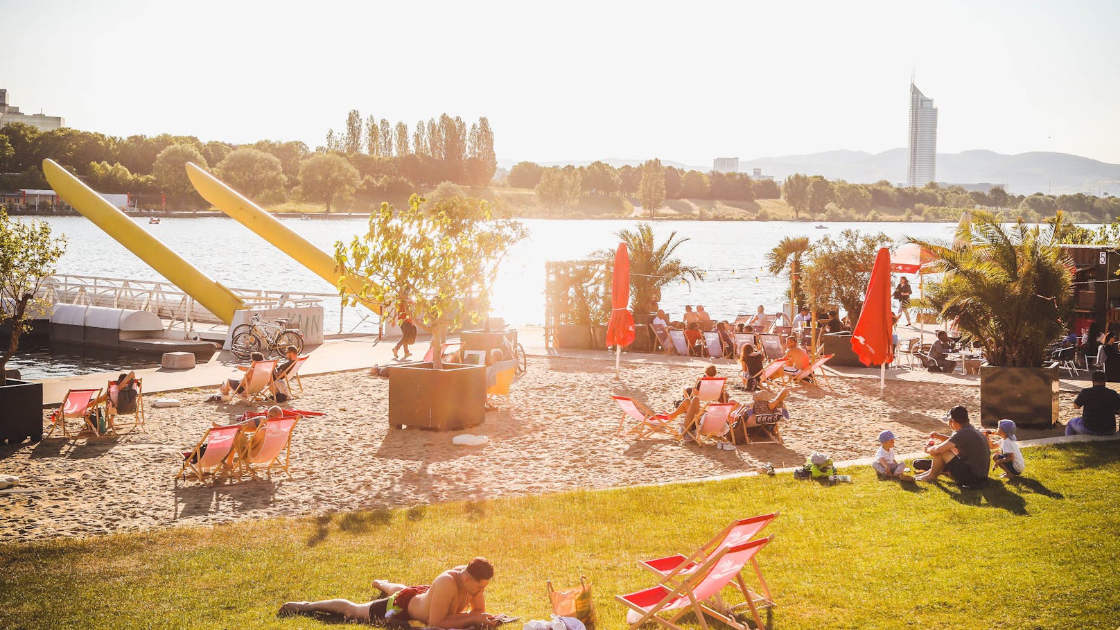 Der Copa Beach bietet konsumfreie Grün- und Freiflächen, Sandstrand, Sportangebote und buntes Gastroangebot direkt am Wasser und an der U1 .