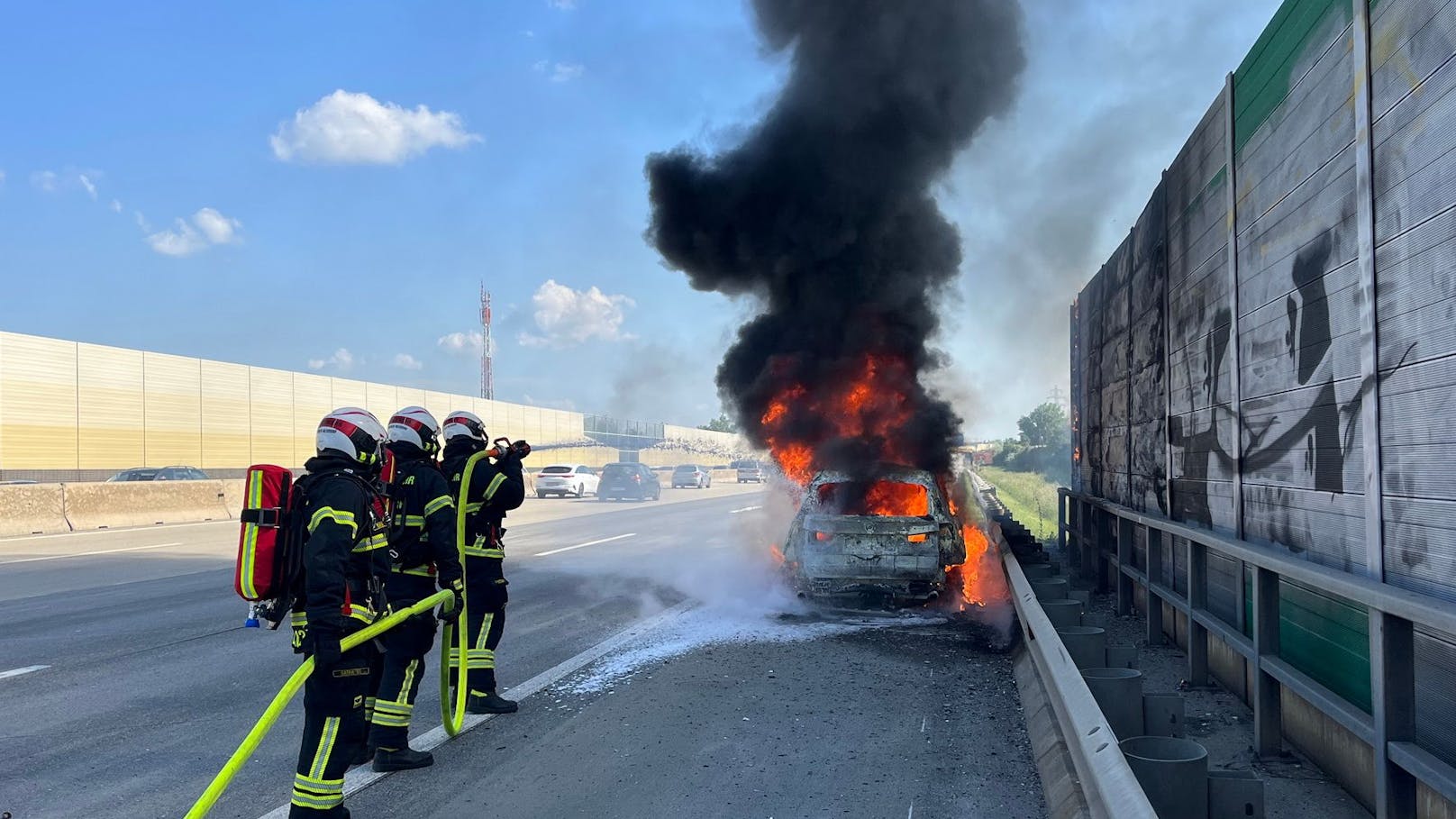 Sonntagnachmittag stand ein BMW auf der A2 plötzlich in Flammen. Die dreiköpfige Familie konnte sich in letzter Sekunde retten.