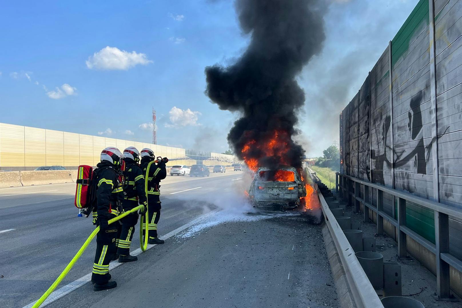 BMW geht in Flammen auf – Familie kann sich noch retten