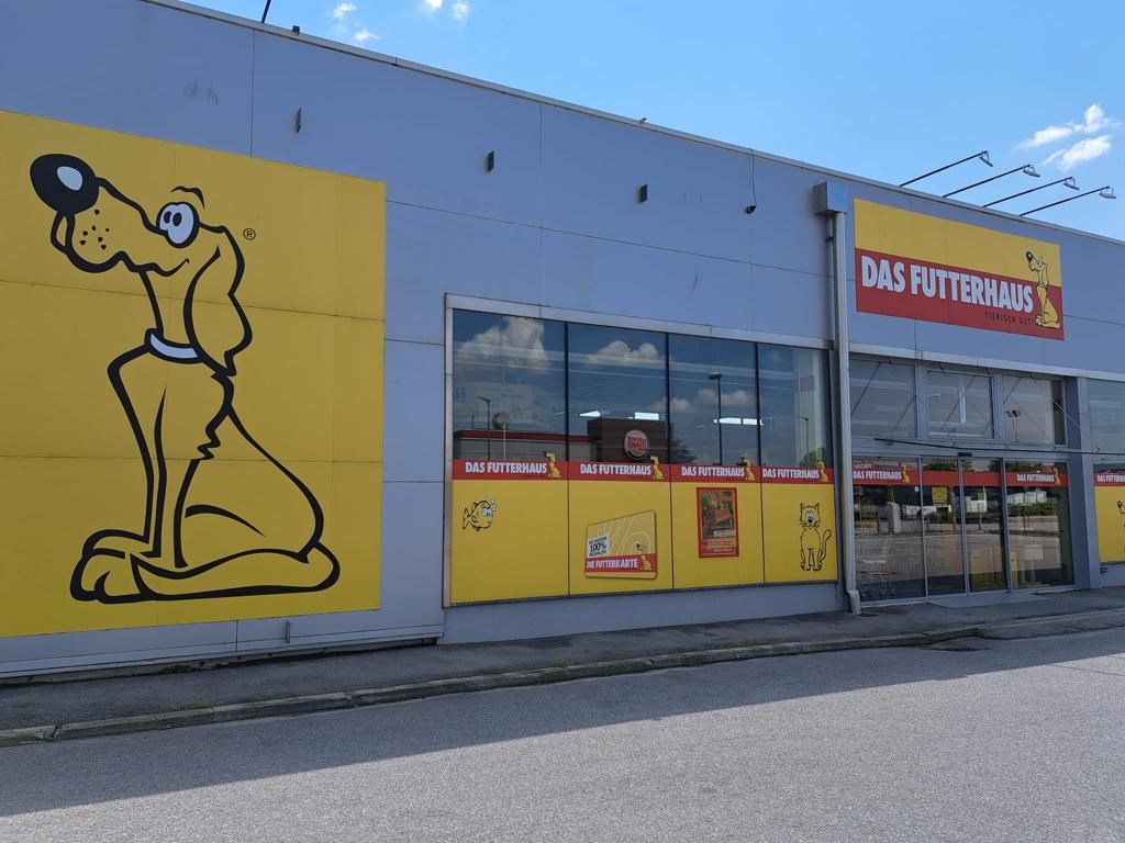 Riesen-Maskottchen vor Tiernahrungs-Fachgeschäft in Mistelbach gesprengt