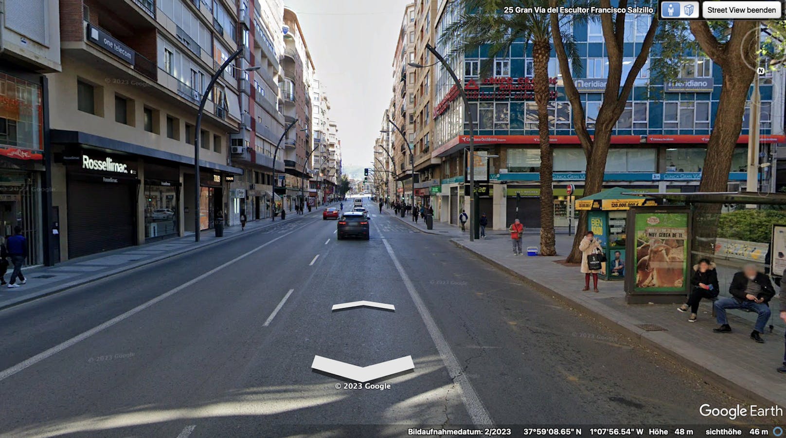 Die Aufnahme von der vermeintlich auf die Strasse pinkelnden Águeda Bañón wurde hier aufgenommen: In der Gran Vía del Escultor Francisco Salzillo in Murcia. (Im Bild: Streetview-Ansicht, Februar 2023)