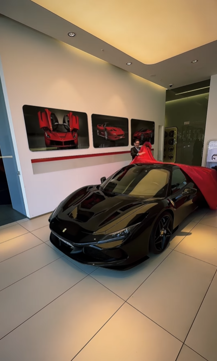 RAF zeigt sein neues Auto her.