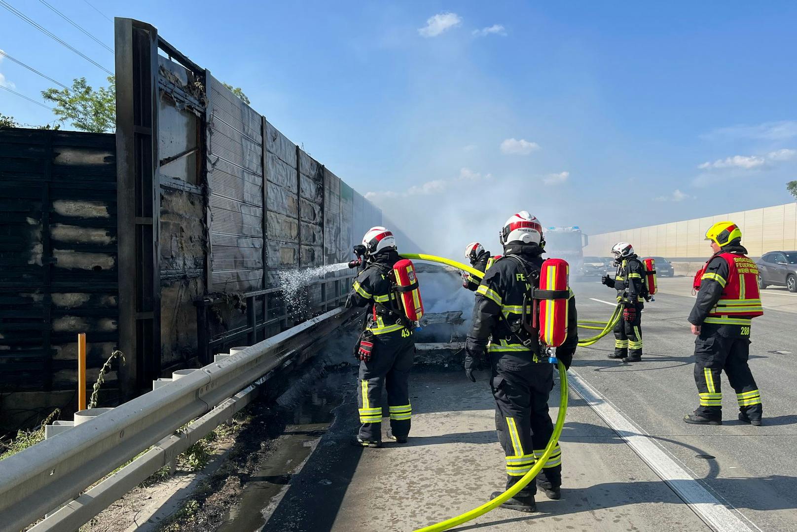 Sonntagnachmittag stand ein BMW auf der A2 plötzlich in Flammen. Die dreiköpfige Familie konnte sich in letzter Sekunde retten.