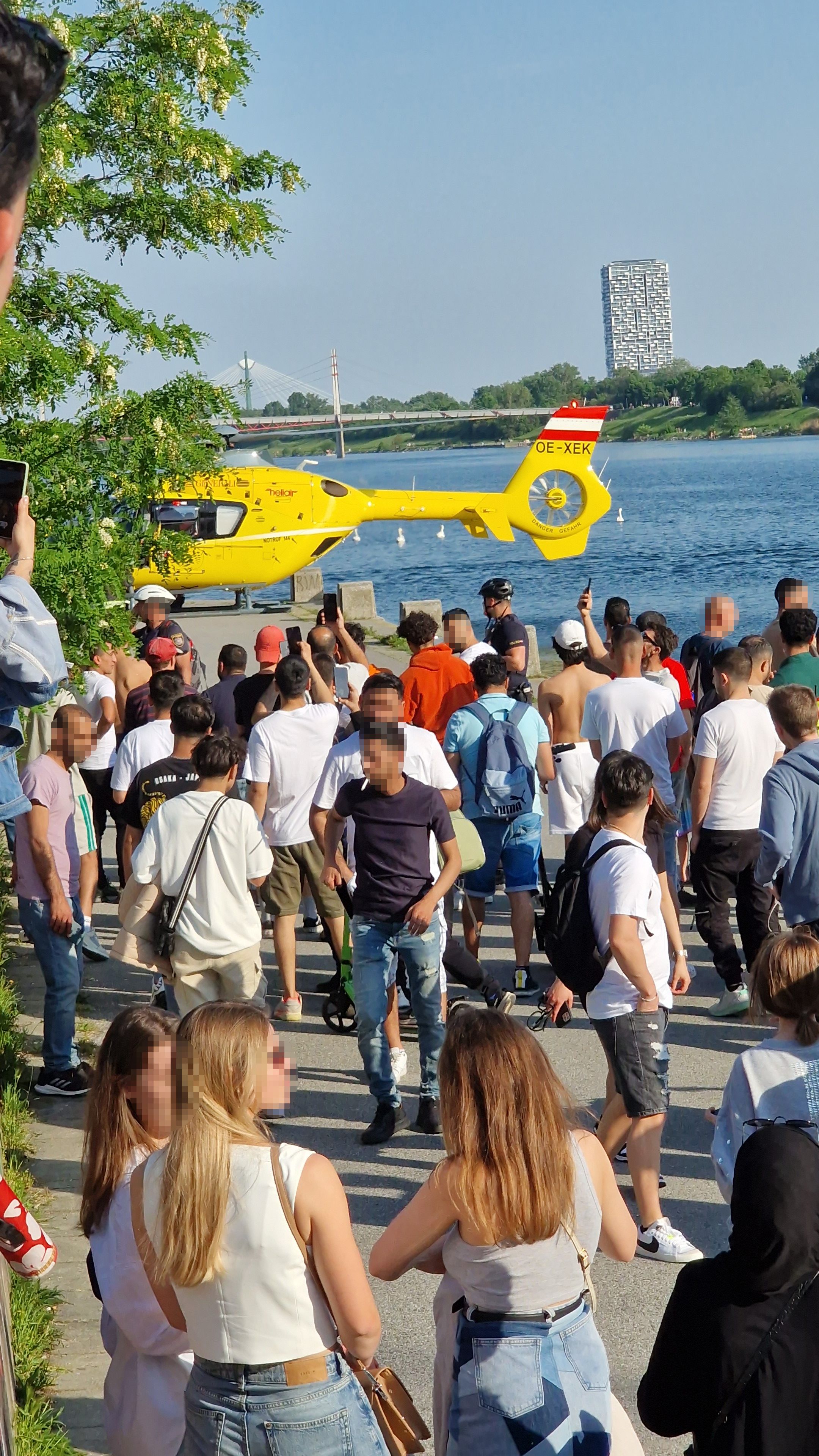 Zahlreiche Schaulustige drängten sich an den Einsatzort auf der Wiener Donauinsel.