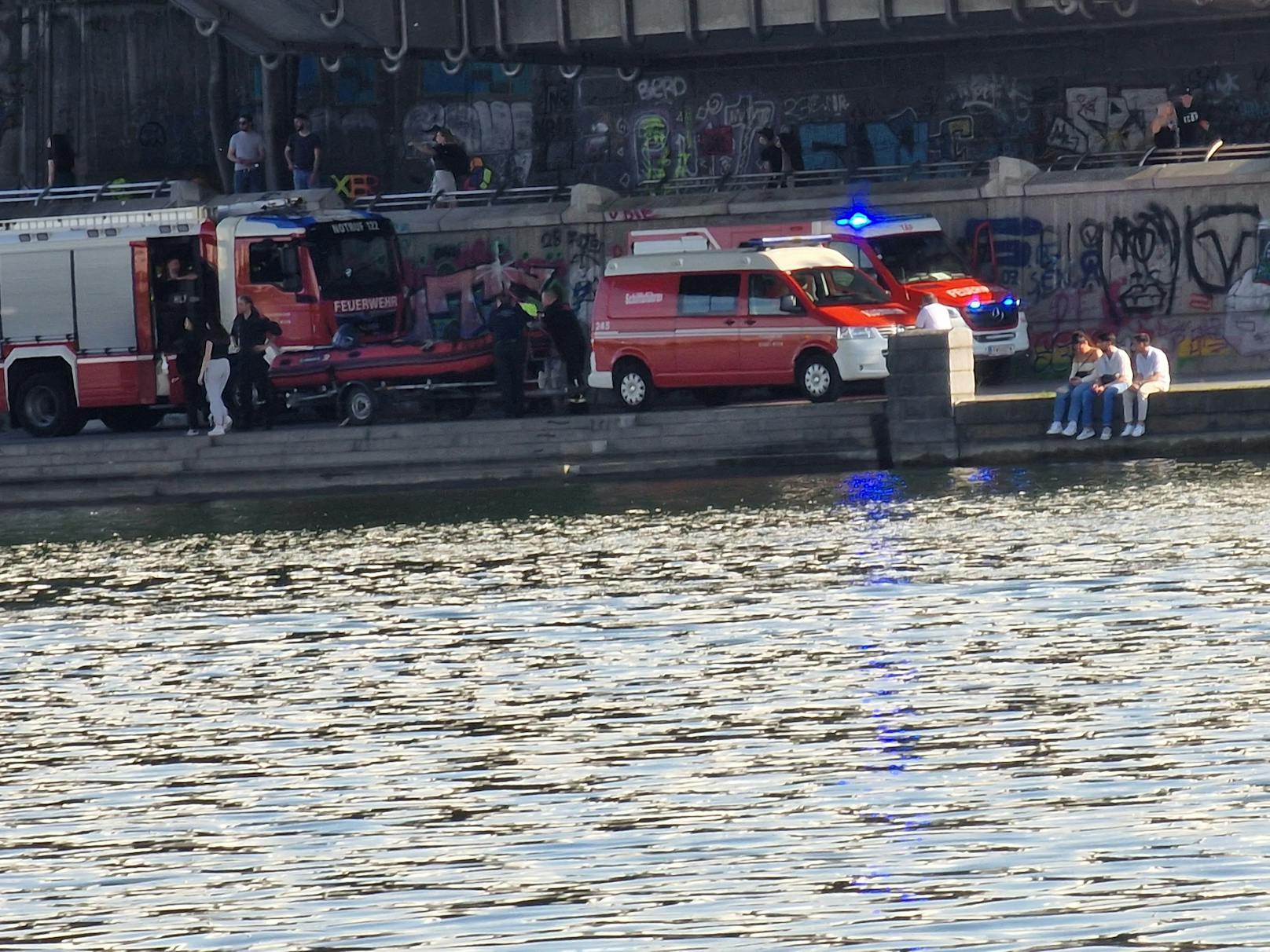 ... sich Hunderte Bürger tummelten. Am Himmel kreiste ein Rettungshubschrauber, Retter ließen Boote zu Wasser.&nbsp;