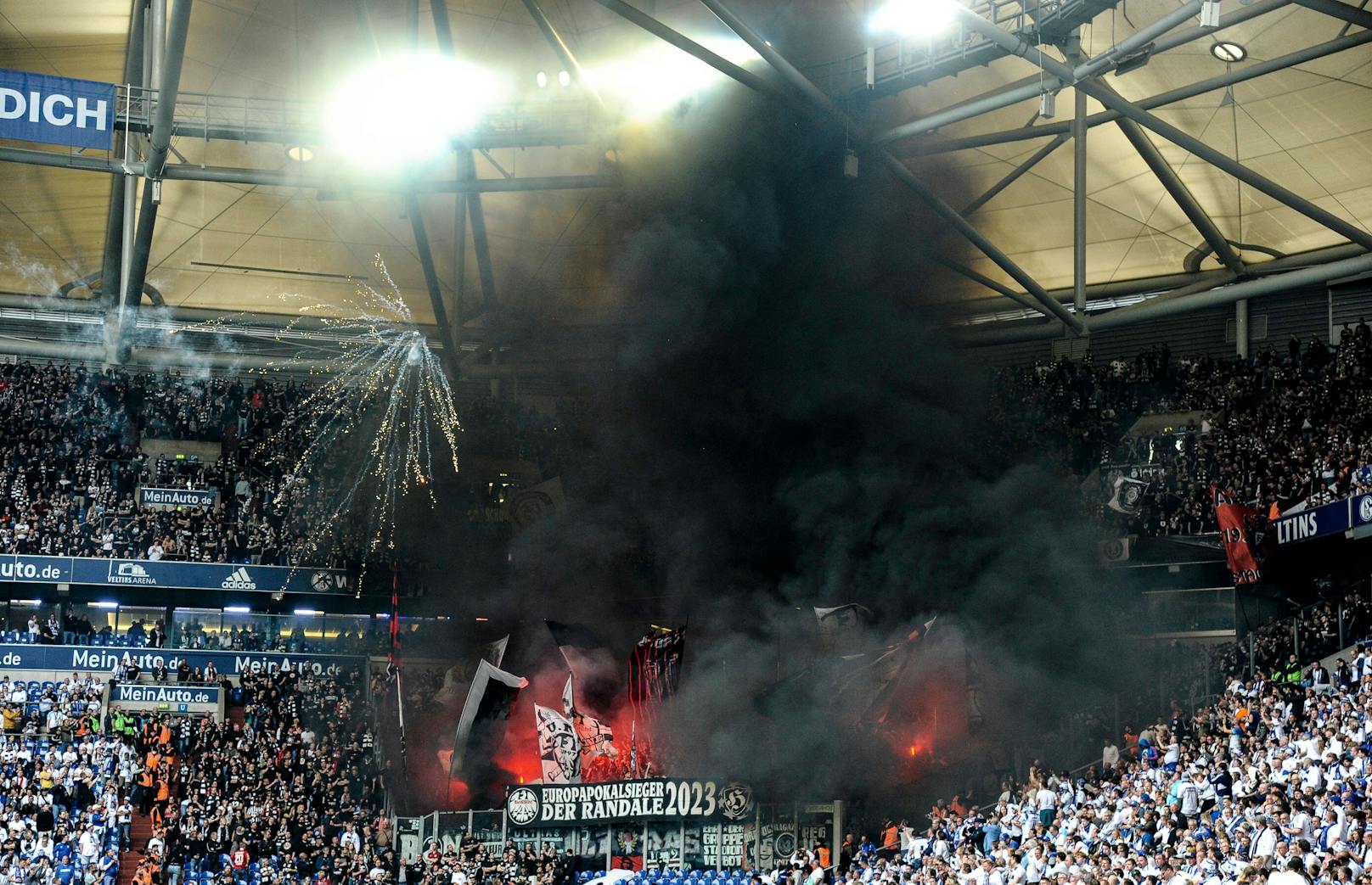 Heftige Ausschreitungen im Schalke-Stadion
