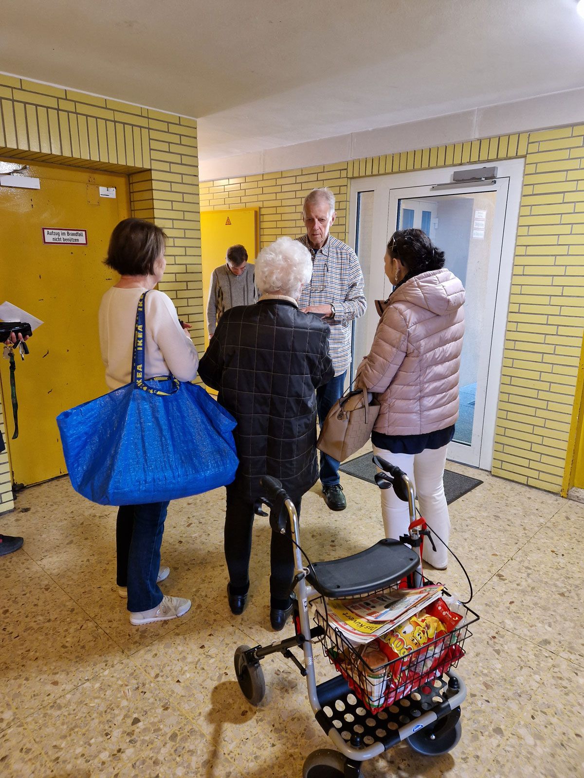 Alt-Bezirksrat Hans Jörg Schimanek mit betroffenen Mietern des Gemeindebaus in der Wiener Großfeldsiedlung.