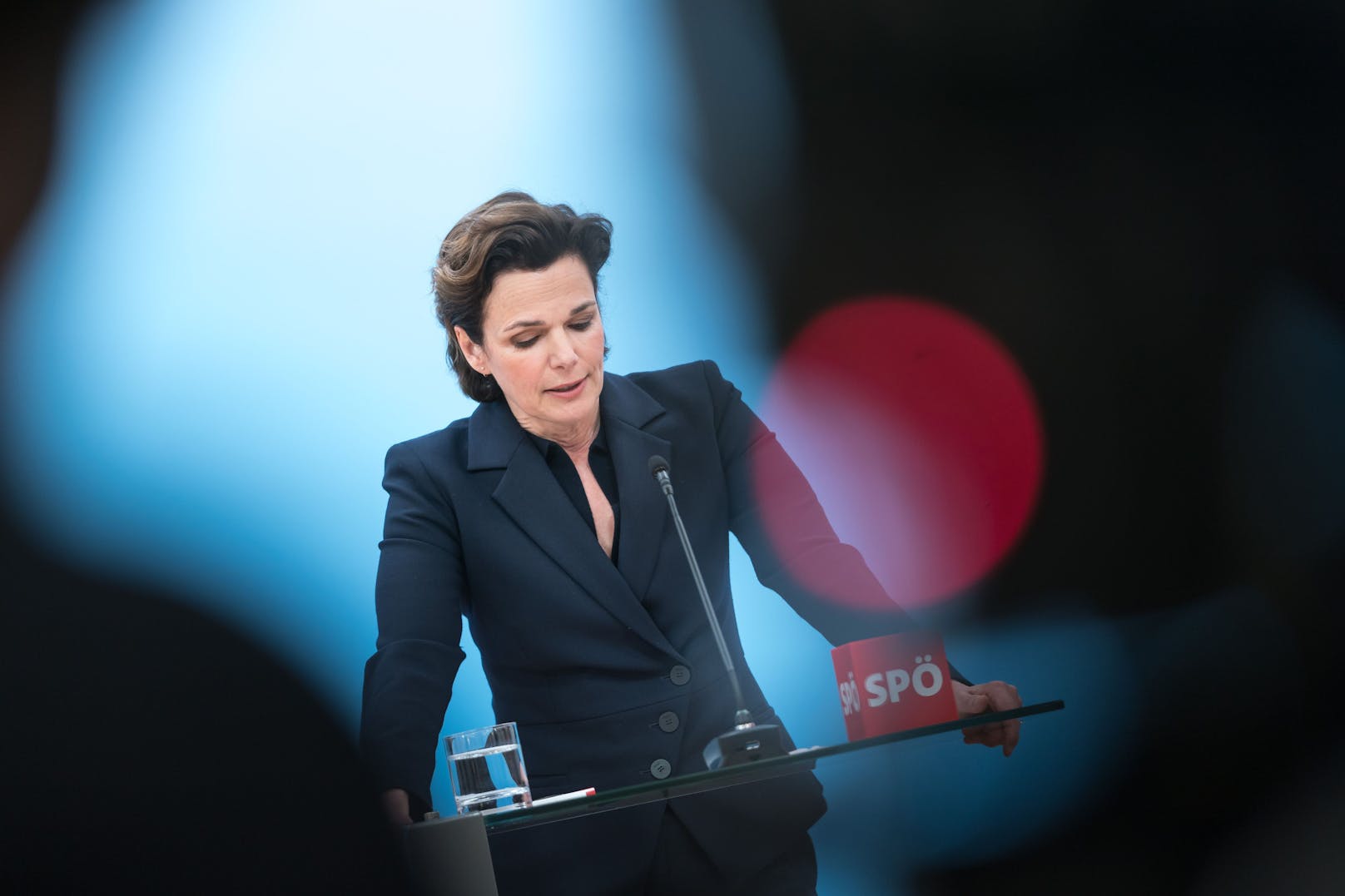 Nach der Niederlage bei der Mitgliederbefragung verkündete Rendi-Wagner am 23. Mai im Rahmen einer "persönlichen Erklärung" ihren Rückzug als SPÖ-Chefin.