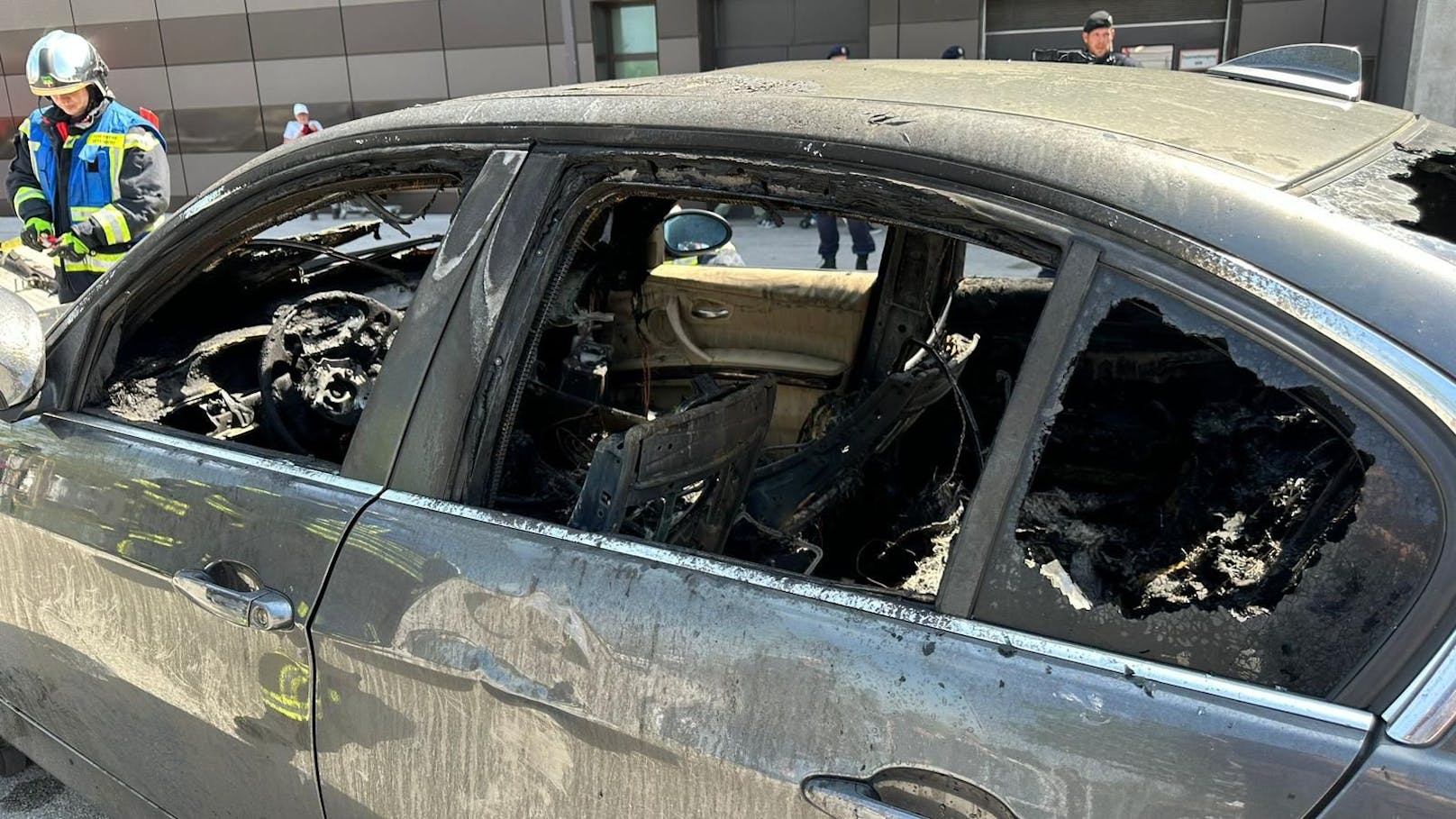 Der BMW wurde dann in Brand gesteckt.