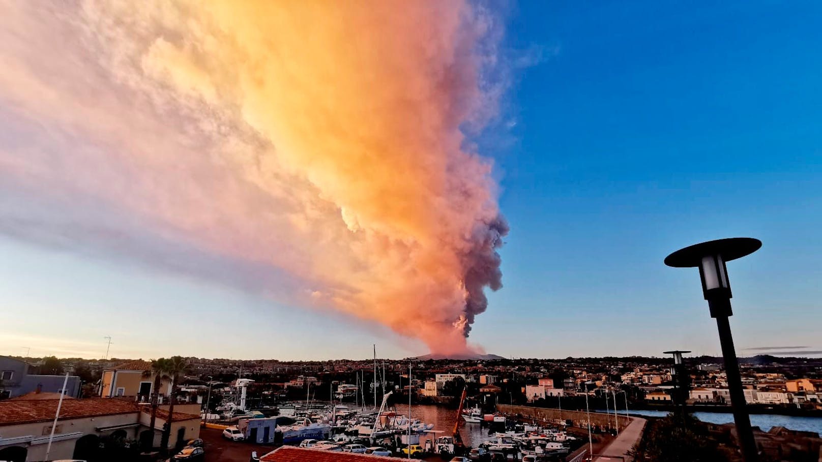 Im Jahr 2021 spuckt der Vulkan Mitte Februar hohe Rauch- und Aschewolken aus.&nbsp;