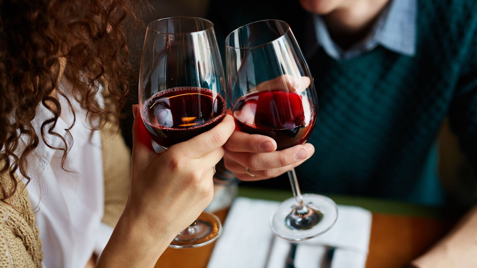 Es geht auch ohne das Gläschen Wein: Immer mehr Menschen setzen auf «Dry Dating» und verzichten auf Alkohol beim Kennenlernen.