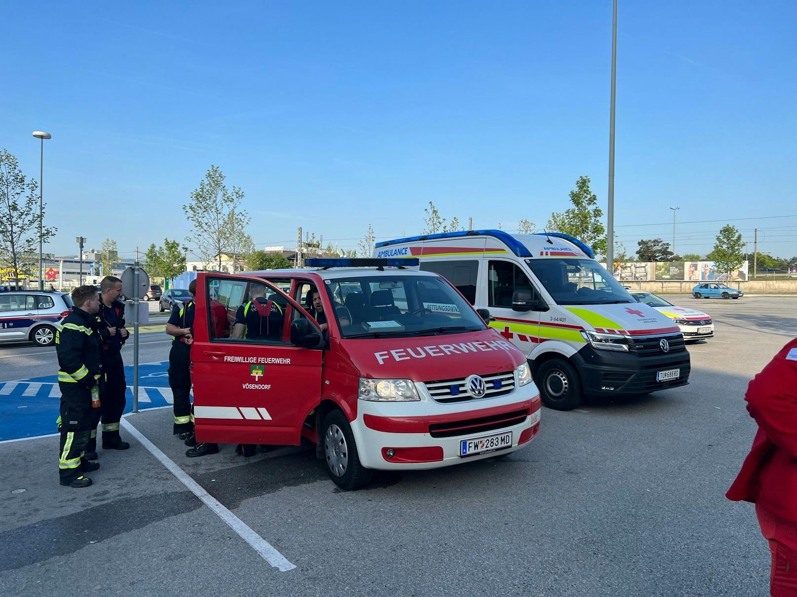 Auch mehrere Feuerwehr- und Rettungsteams waren im Einsatz.