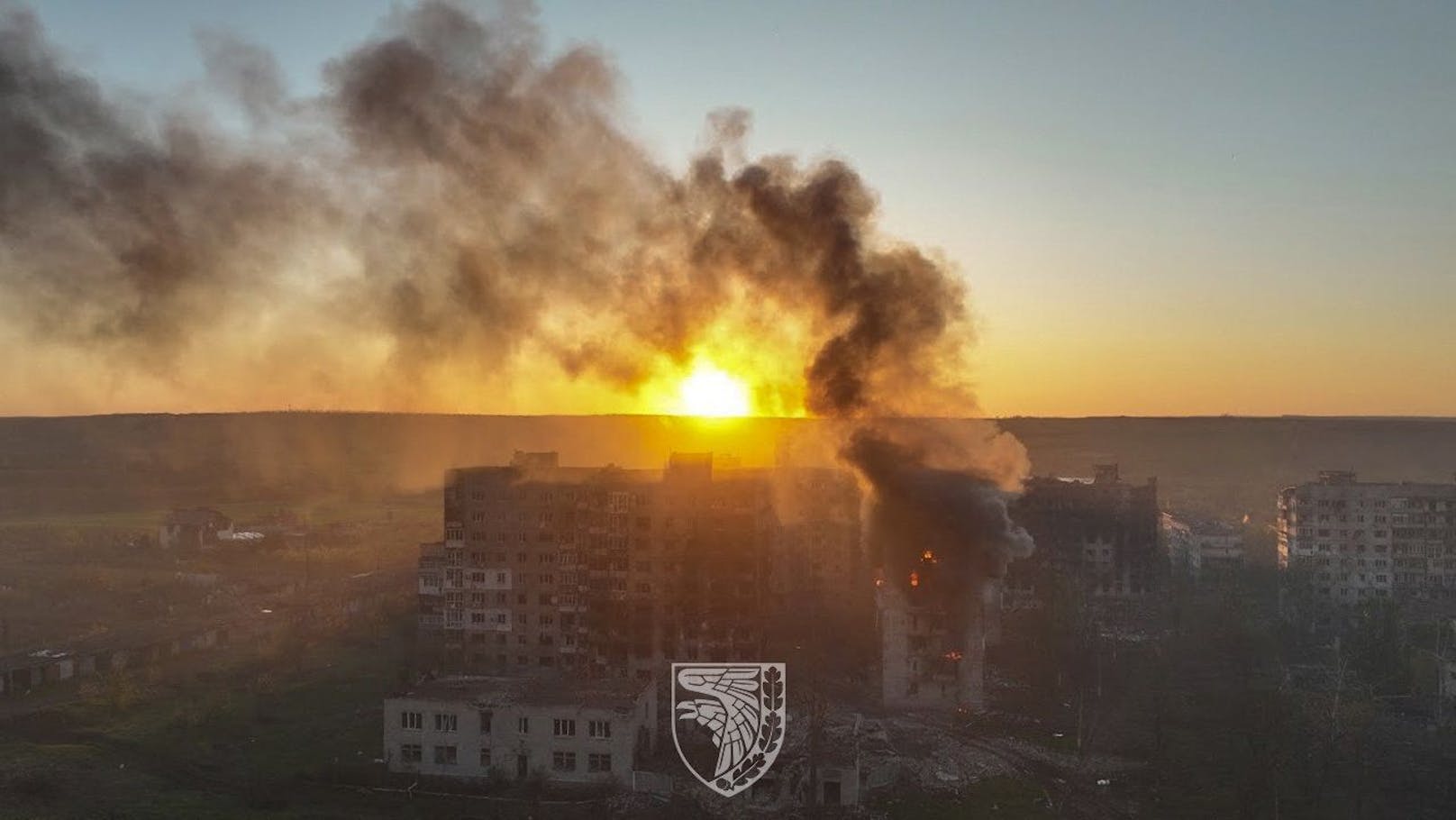 Nun zeigen Fotos von brennenden Gebäuden und zerstörten Wohnblöcken das Ausmaß der Zerstörung. Die ganze Stadt wurde durch die monatelangen Gefechte zerstört.