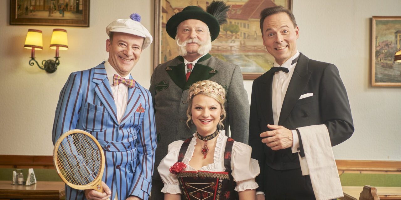 Andy Lee Lang (l.) "Im Weißen Rössl" (siebter Juli bis sechster August) im Schloss Weitra als Sigismund, Joesi Prokopetz (Mitte) gibt Kaiser Franz Joseph. 