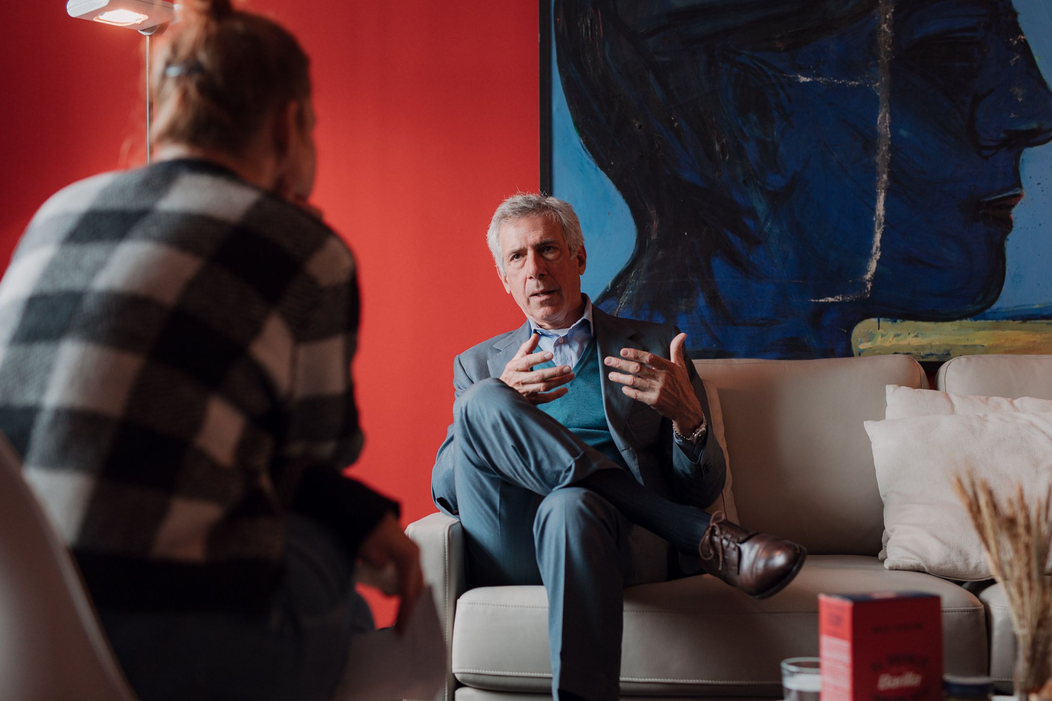 Paolo Barilla, der für das 4GameChangers Festival nach Wien kam, im Gespräch mit der <em>"Heute"</em>-Redakteurin und Life-Ressortleiterin Christine Scharfetter.