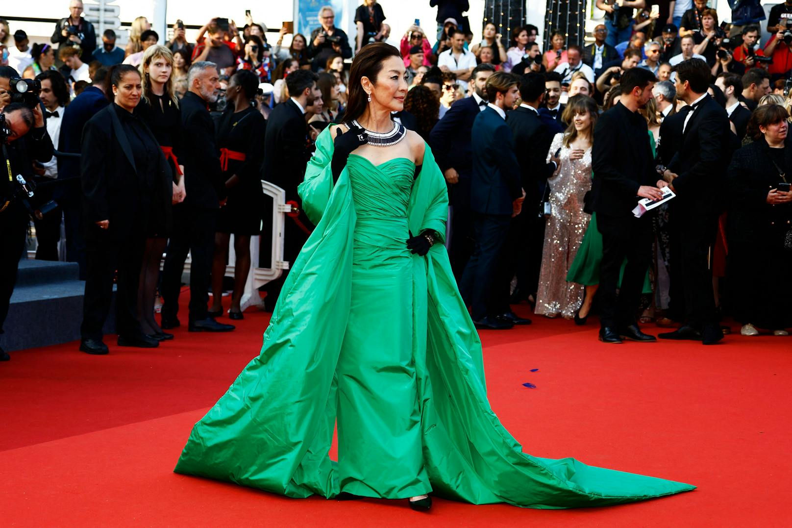 Oscar-Preisträgerin Michelle Yeoh dürfte in dem vielen Stoff von Balenciaga Haute Couture warm geworden sein. Sie ließ es sich jedoch nicht anmerken und sorgte für einen der schönsten Fashion-Momente an der Côte d’Azur.