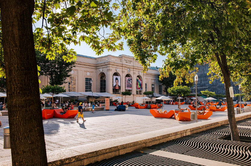 Um das klimaneutrale und klimafitte MuseumsQuartier zu feiern finden am 25. Mai bei freiem Eintritt ab 17 Uhr Livekonzerte statt – damit wird die schönste Saison des Jahres eröffnet.