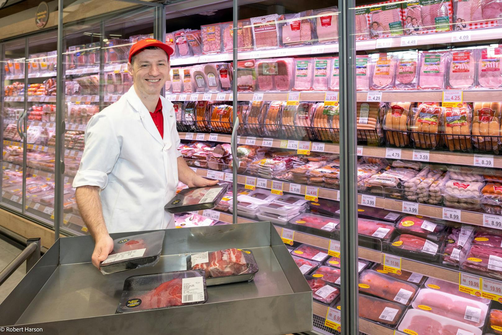 Gelernte Fleischhauer:innen bereiten in 224 PENNY Märkten frisches Fleisch für die Kund:innen vor, auch gerne mittels Online Bestellservice.