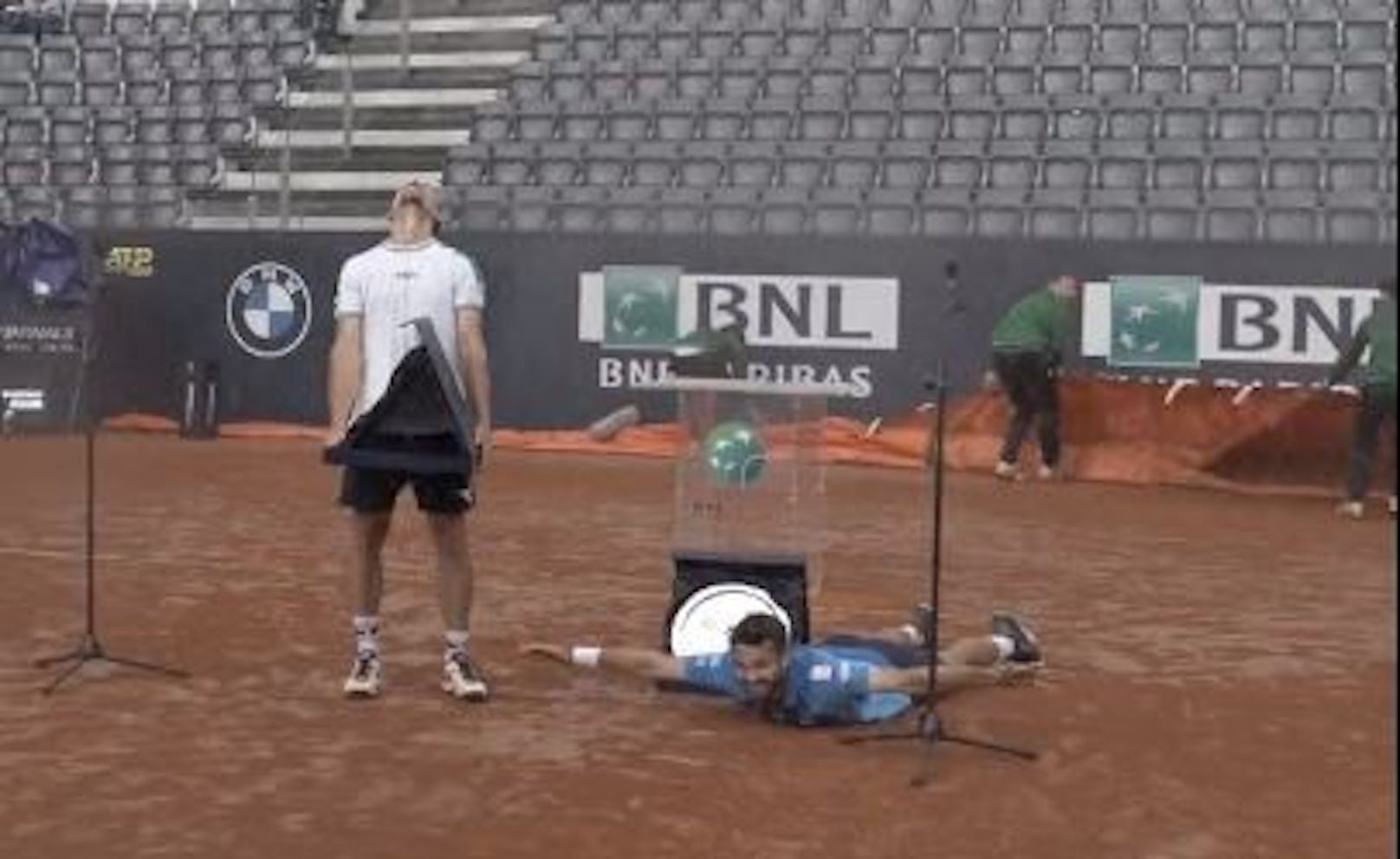 Tennis-Ass Hugo Nys schwimmt in Rom im Sand.&nbsp;