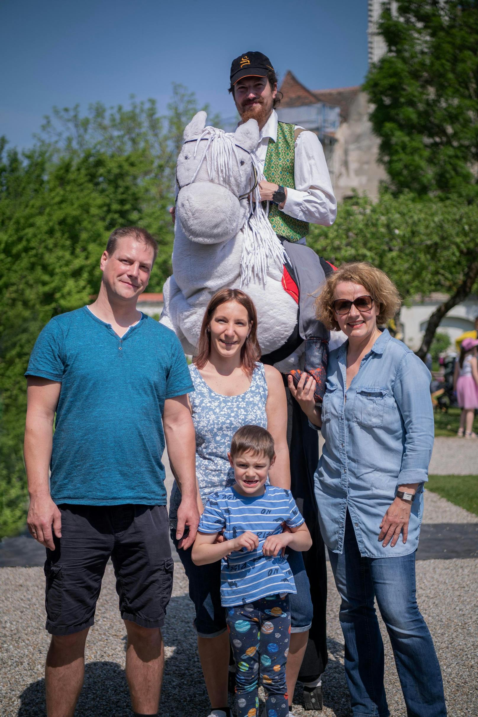 Familien-Landesrätin Christiane Teschl-Hofmeister mit Familie Kojeder beim NÖ Familienfest auf der Schallaburg.