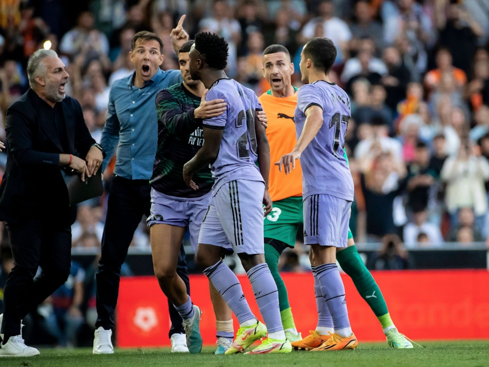 Vinicius Junior im Streit mit Teammitgliedern von Valencia.&nbsp;