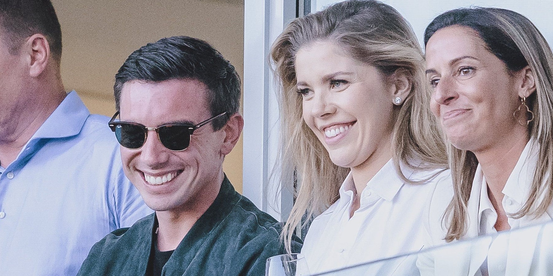 Victoria und Mark strahlen bei ihrem ersten gemeinsamen Auftritt in der Öffentlichkeit um die Wette.