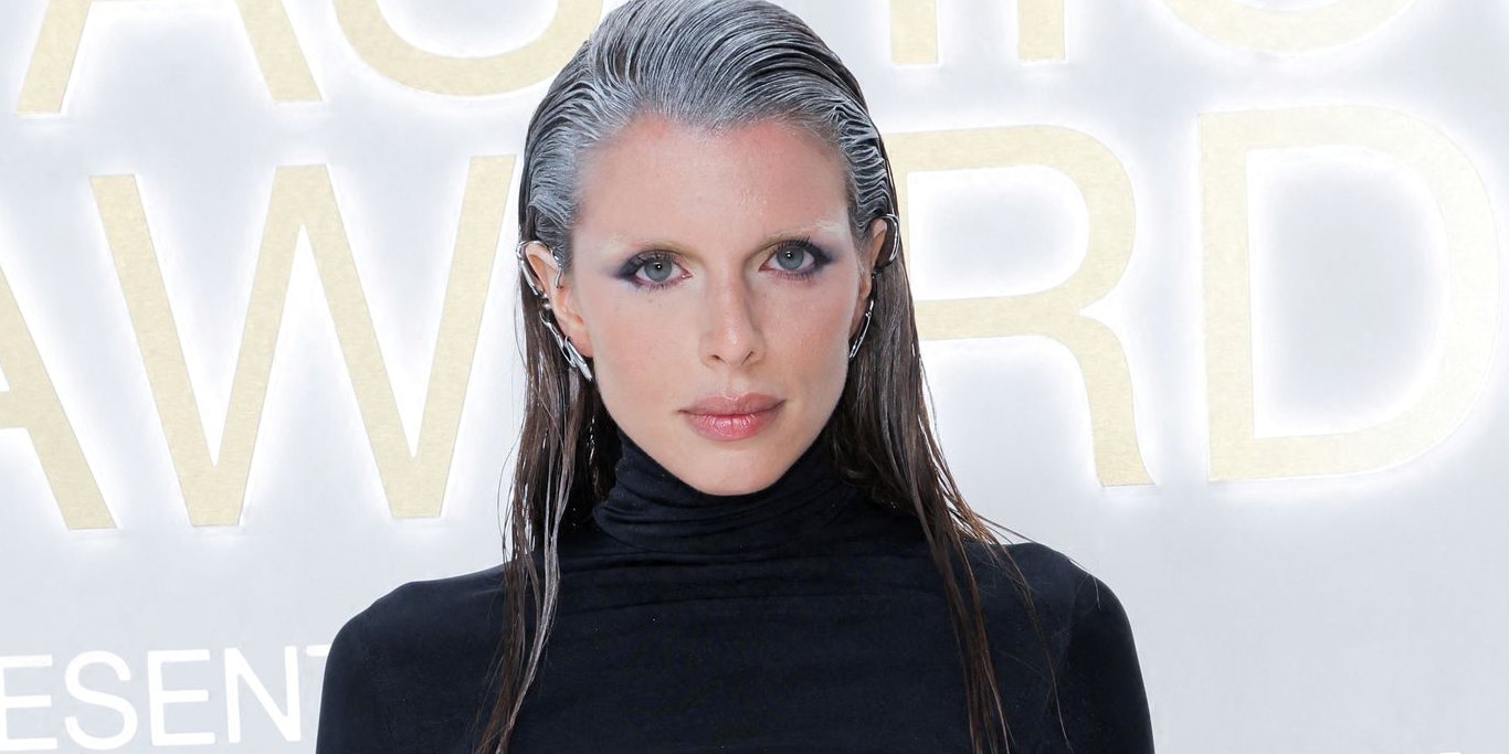 Julia Fox zeigte sich auch bei den "CFDA Fashion Awards" im November 2022 sehr freizügig. Dazu trug sie einen grauen Ansatz.