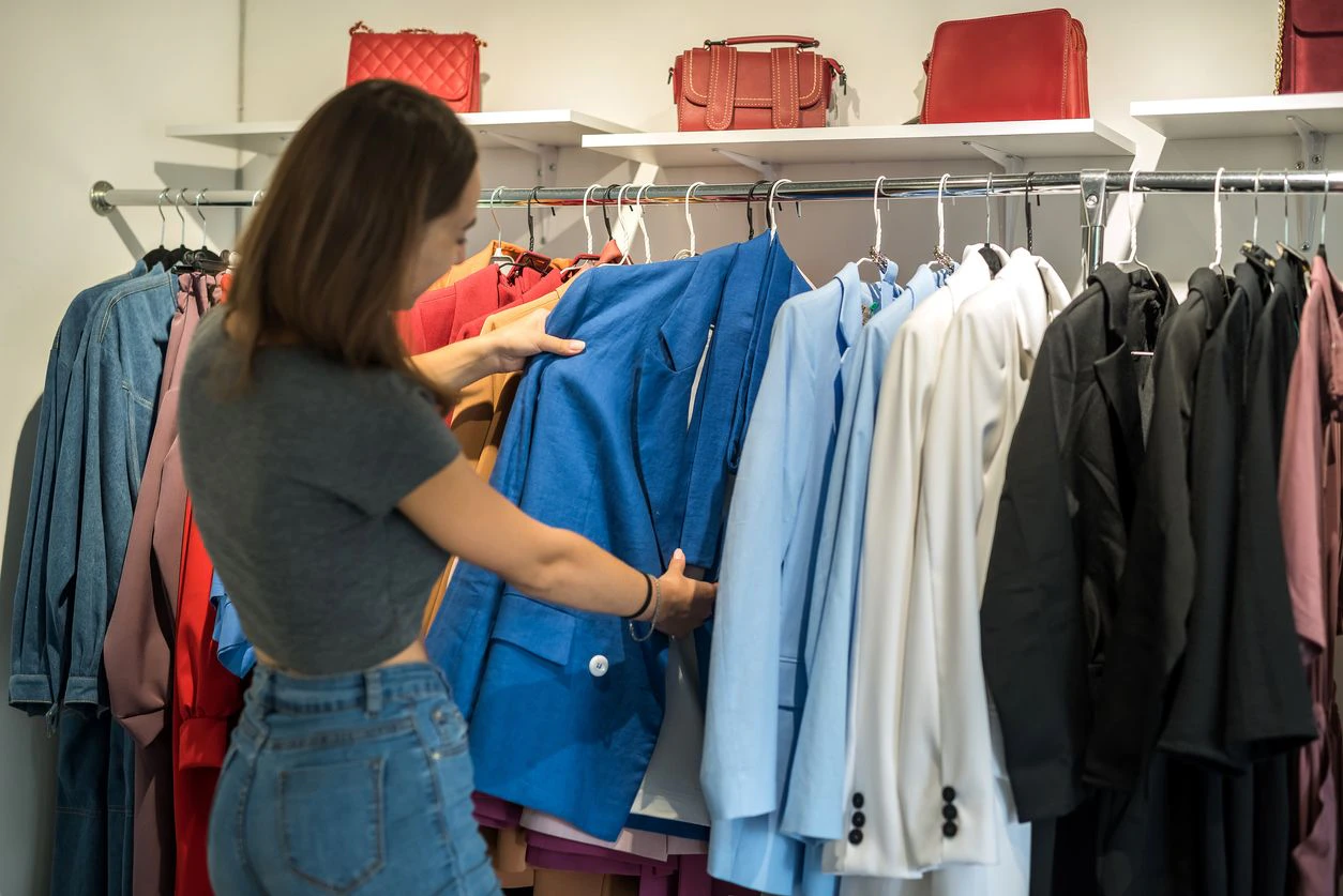 Modeware, die wiederholt beworben wird, beziehungsweise an unterschiedlichen Orten im Geschäft zu sehen ist lässt sich wahrscheinlicher verkaufen. 
