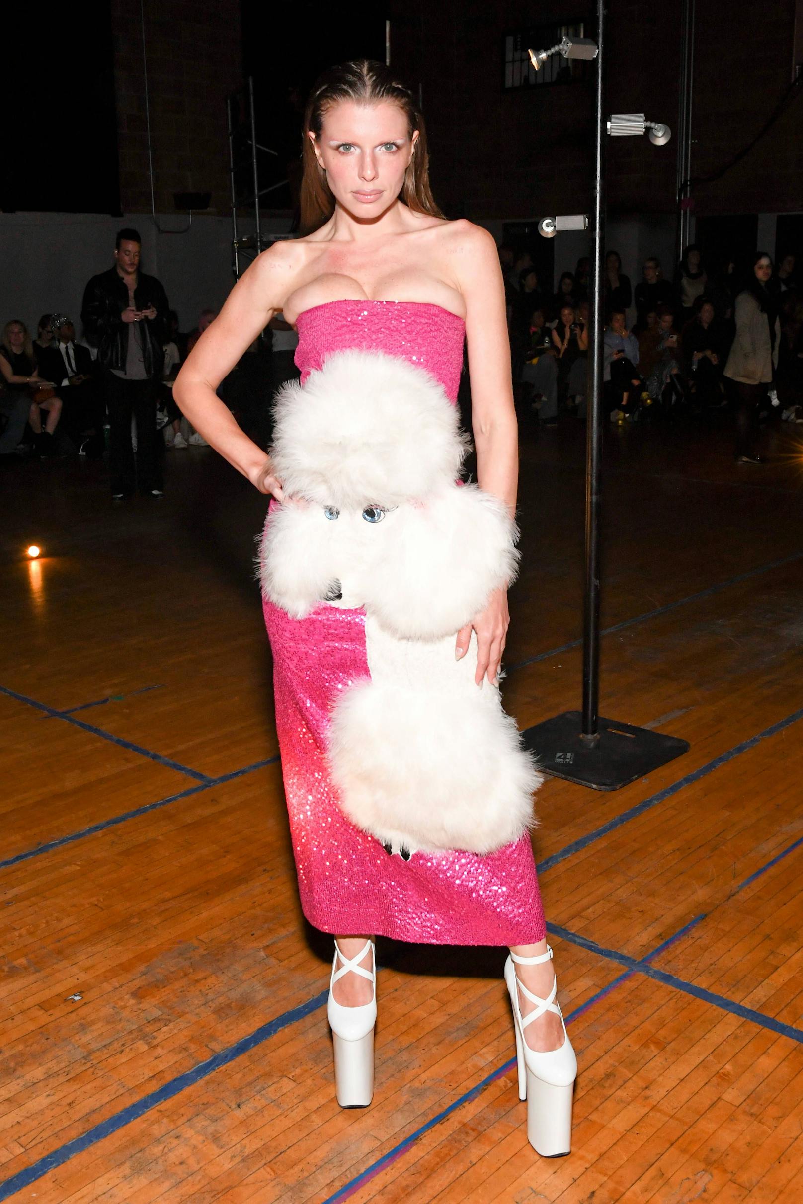 Julia Fox mit einem knalligen Pudel-Look bei der "Wiederhoeft FW23 Runway Show" während der "New York Fashion Week" im Februar 2023.