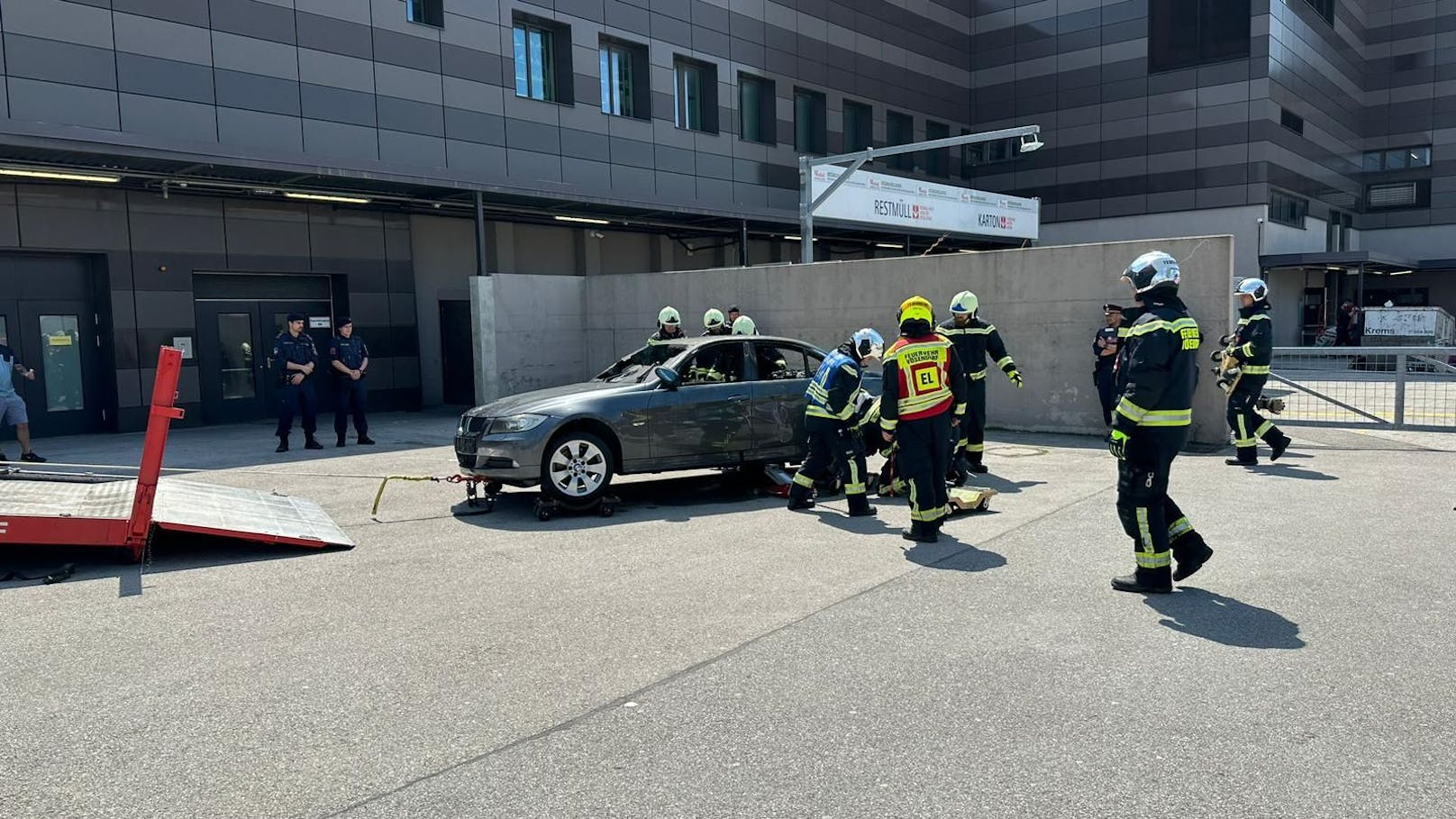 Einsatzkräfte transportierten Wrack ab.