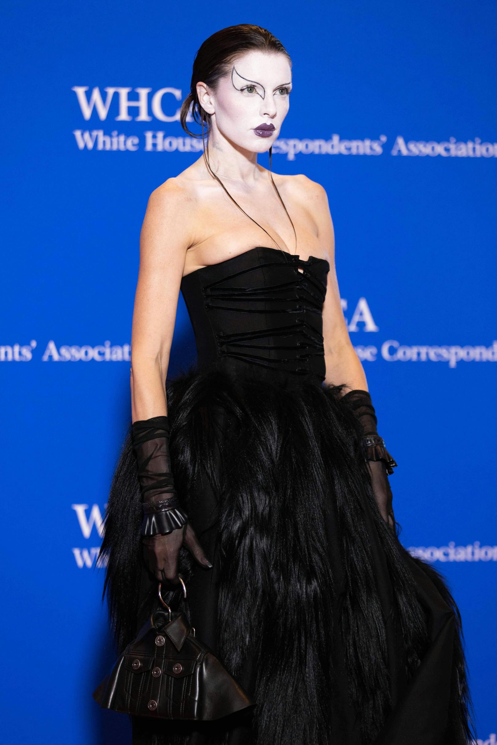 Julia Fox erinnert mit ihrem Styling beim "White House Correspondents Association Dinner" im April 2023 an den Film "Black Swan".