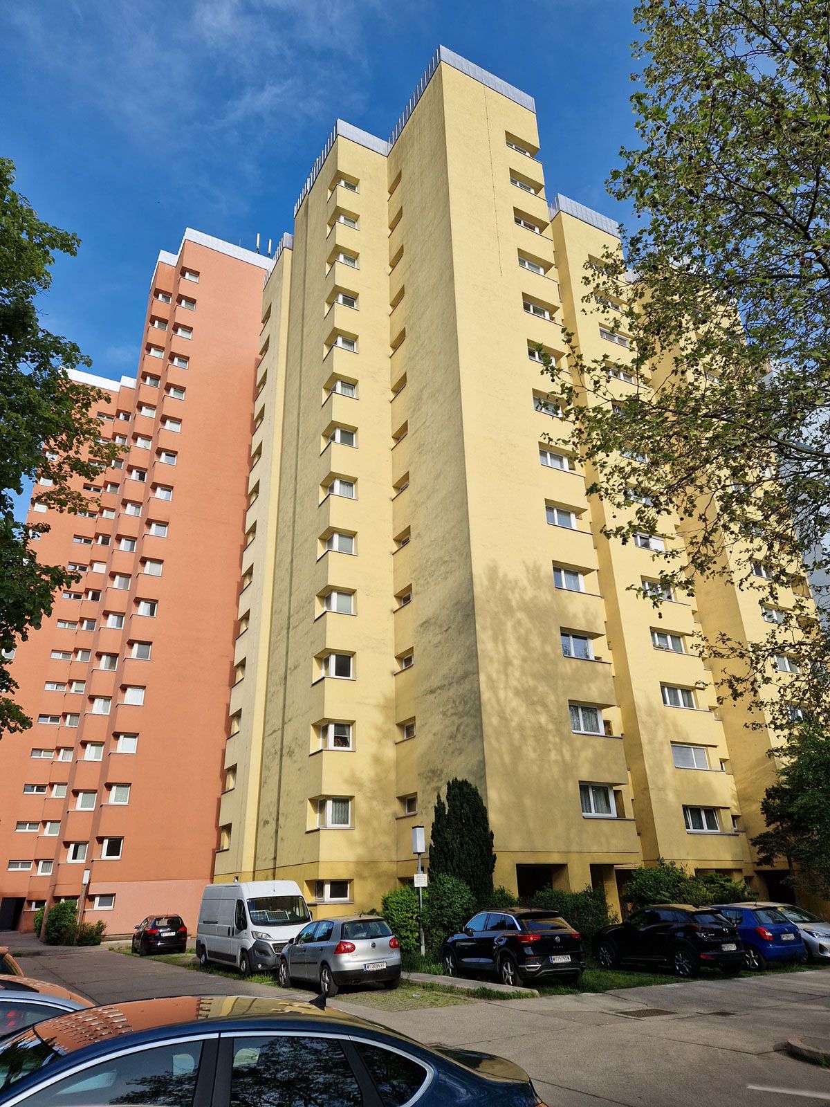 In dem Gemeindebau in der Großfeldsiedlung fühlen sich die Mieter von KInder- und Jugendbanden terrorisiert.