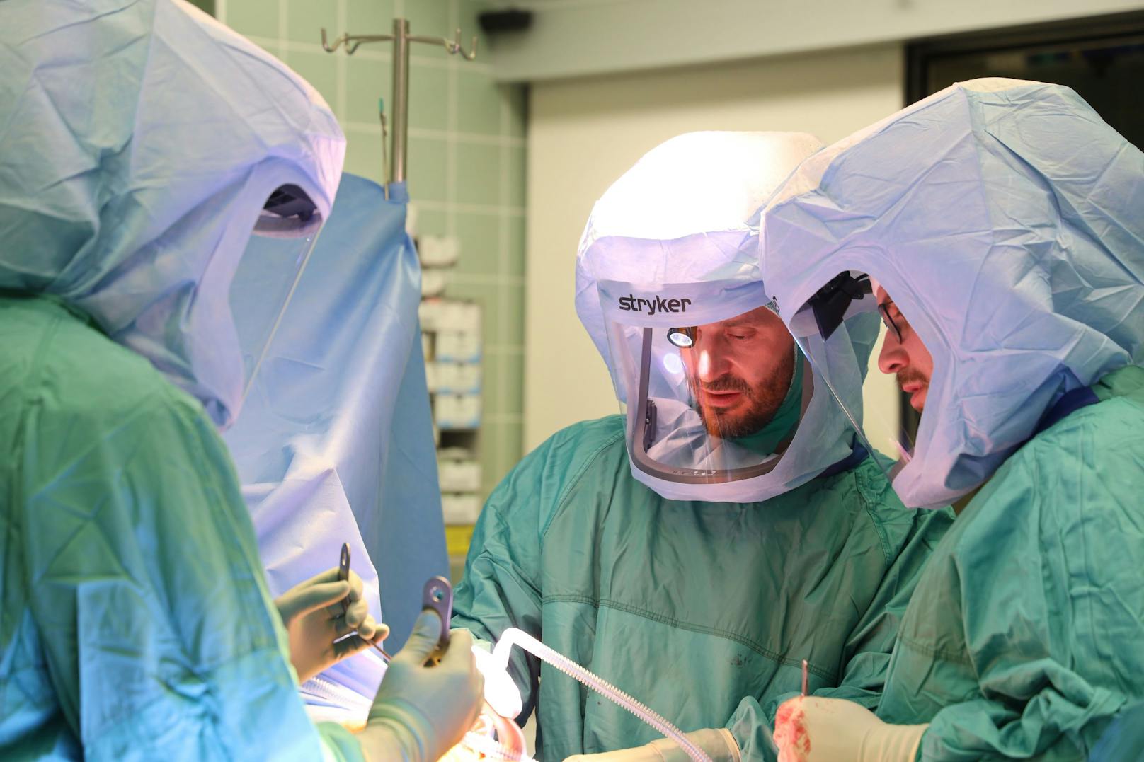 Einsatz der Operations-Helme während einer Operation