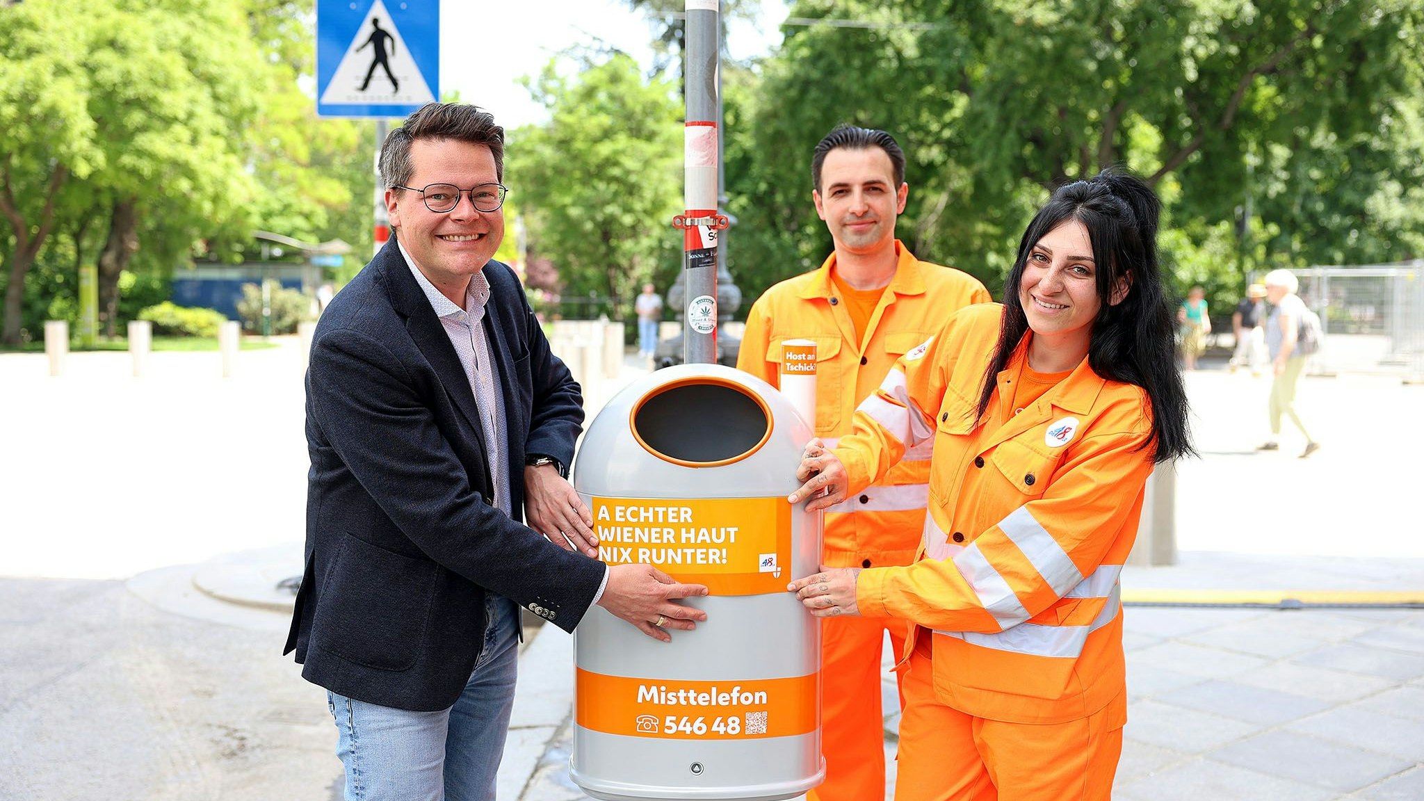 Fototermin "Neue Sprüche für die Mistkübel der MA48" mit StR. Jürgen Czernohorszky und Josef Thon, Anteilungsleiter der MA48.