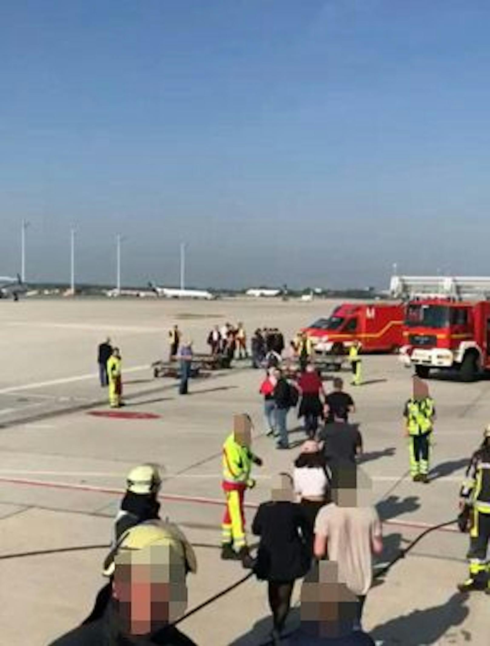 Die Einsatzkräfte inklusive Feuerwehrautos am Flughafenareal.