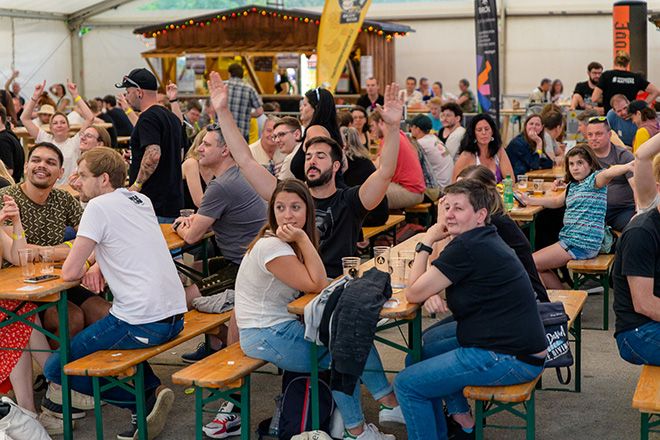 Am Wochenende des 23. und 24. Juni wird im Böhmischen Prater gefeiert. Bei Sonne und auch bei Regen. Acht Euro von jedem Eintrittsticket gehen an die Volkshilfe Favoriten.&nbsp;