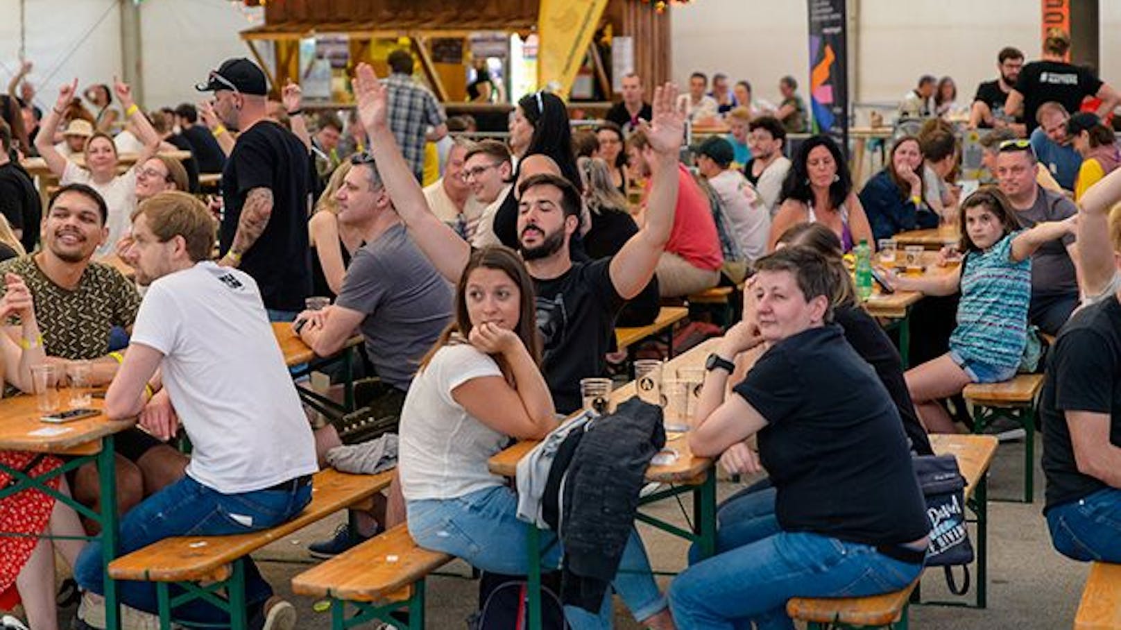 Am Wochenende des 23. und 24. Juni wird im Böhmischen Prater gefeiert. Bei Sonne und auch bei Regen. Acht Euro von jedem Eintrittsticket gehen an die Volkshilfe Favoriten.&nbsp;