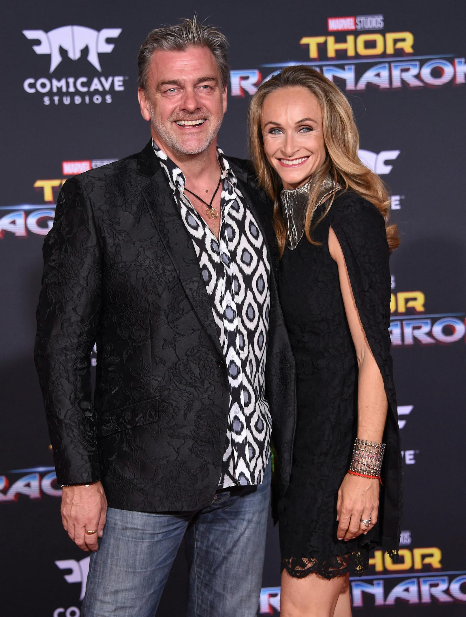 Ray Stevenson und seine Freundin Elisabetta bei der Premiere von "Thor: Ragnarok" in Los Angeles 2017