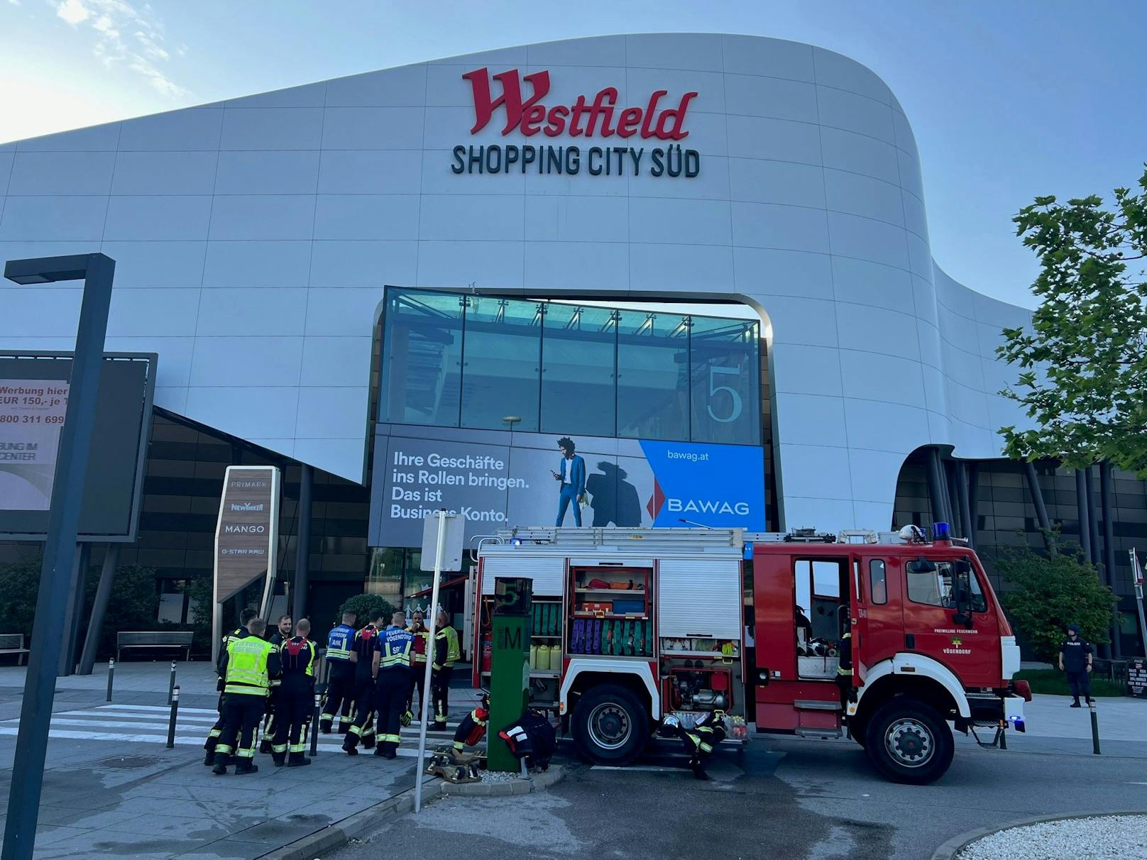 In dem Einkaufszentrum wurde ein in Brand gesetzter Lkw abgelöscht.