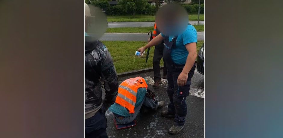 Ein Autofahrer leerte sein Joghurt einfach über einer Demonstrantin aus.