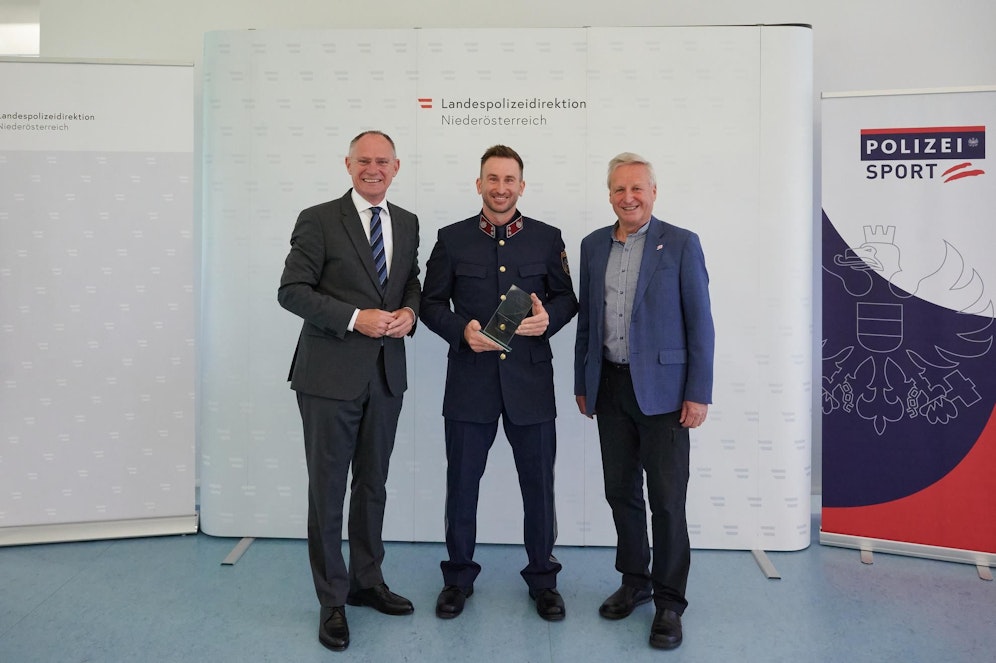 Marc Digruber mit Minister Gerhard Karner (li.) und Präsident des Skiverbandes NÖ Wolfgang Labenbacher